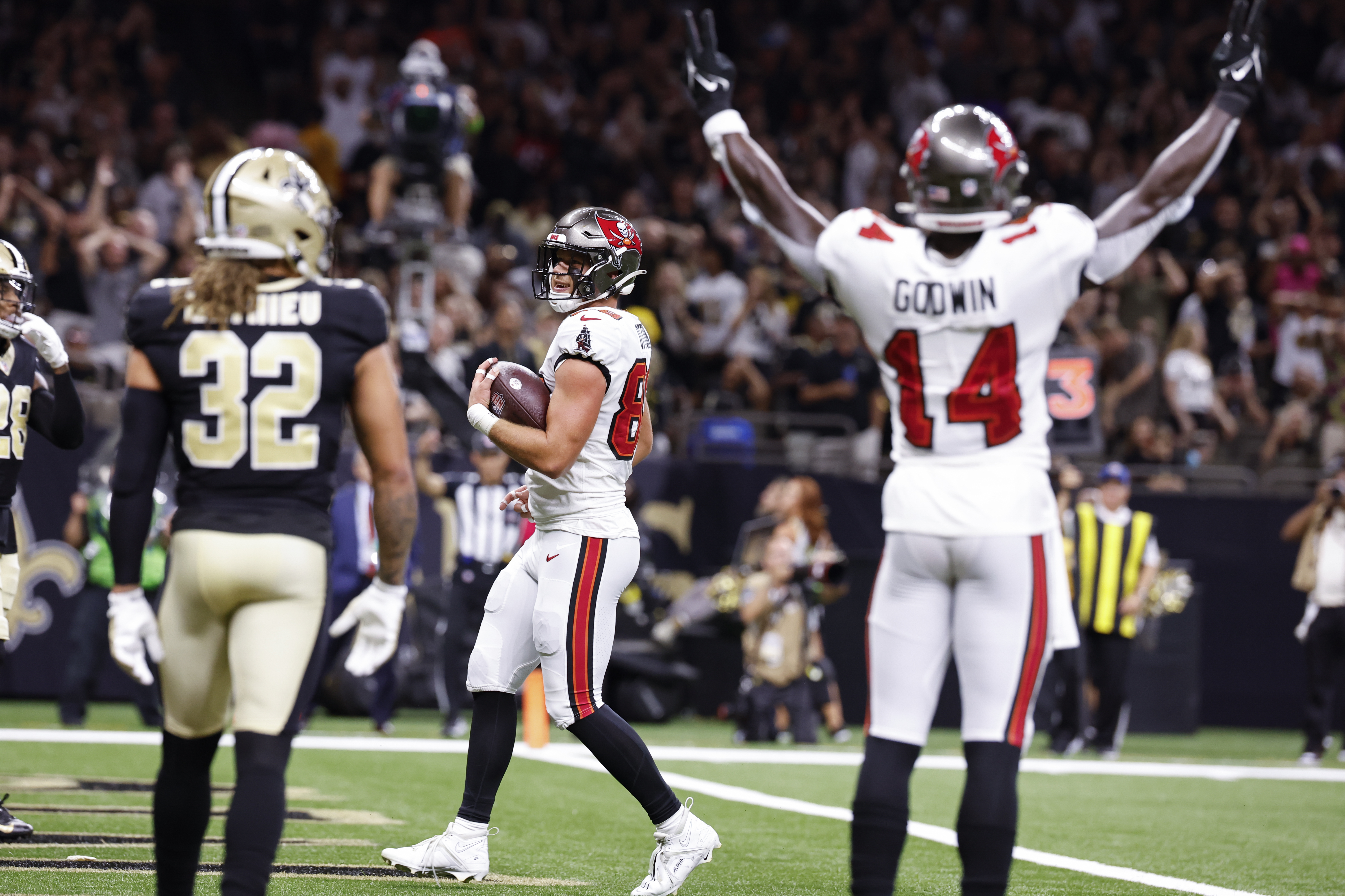 Tampa Bay Buccaneers wide receiver Deven Thompkins converts on third-down  to put Bucs in FG range