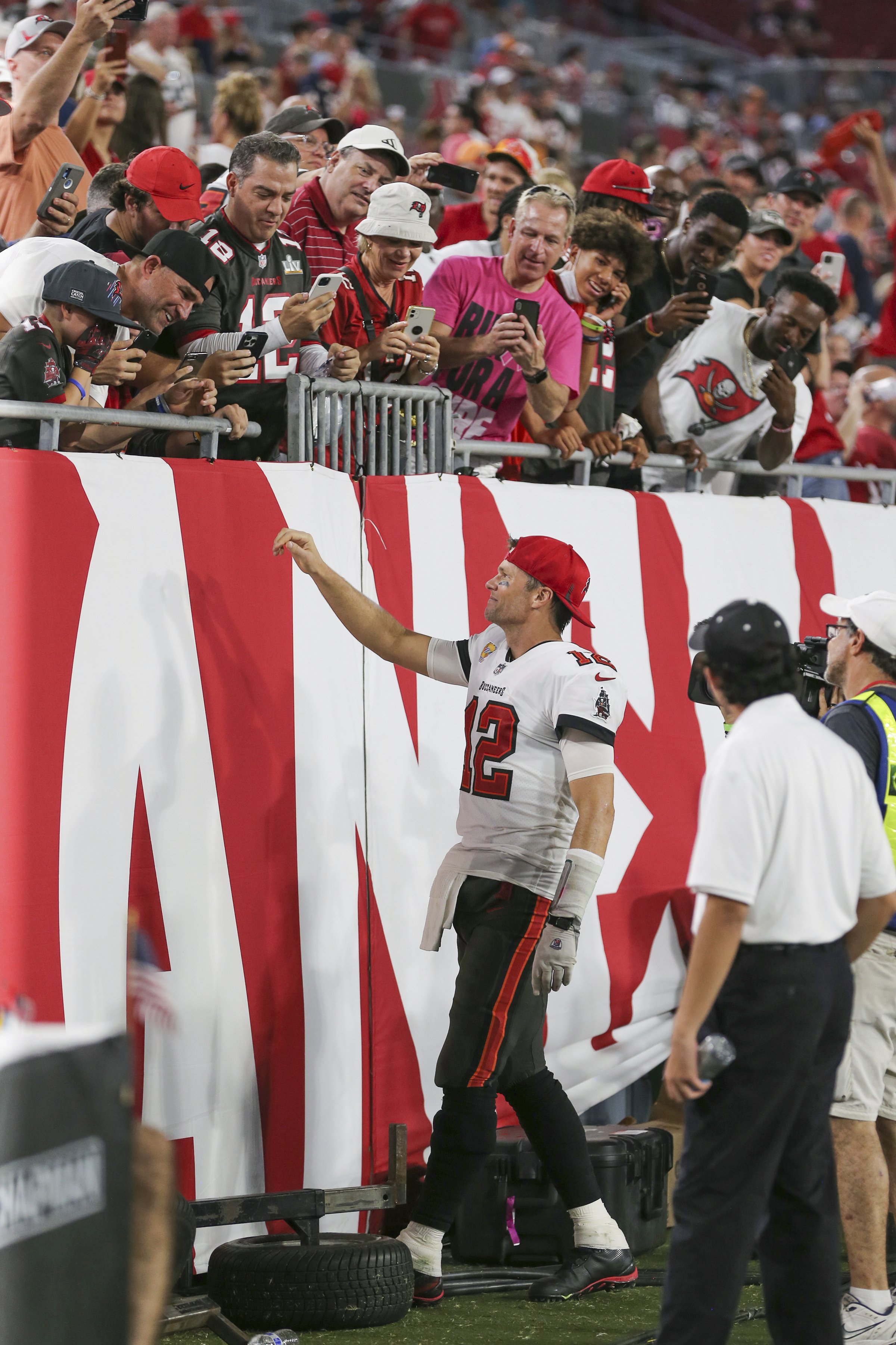 Buccaneers' No. 1 fan Dick Vitale loses his mind after Rob