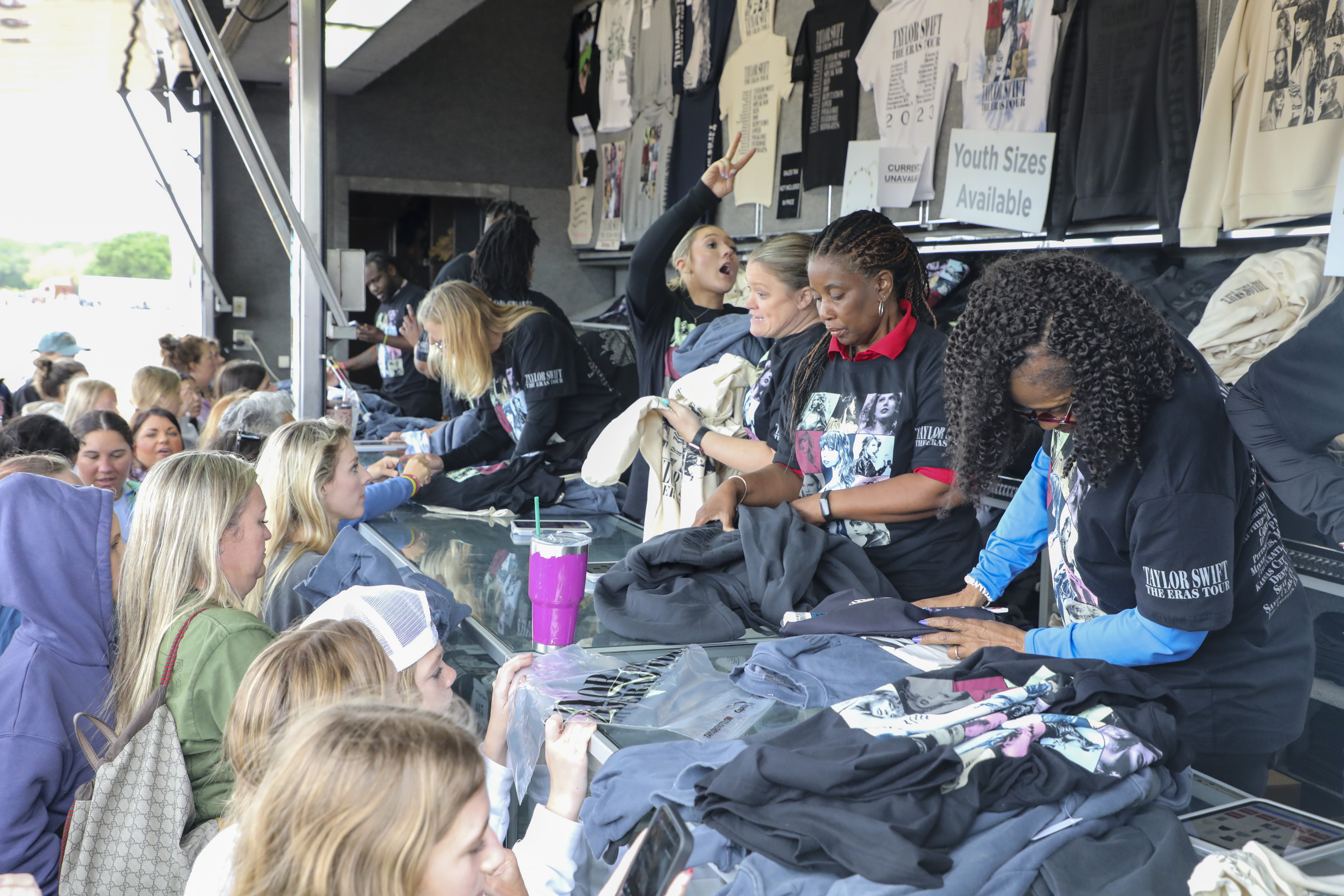 Taylor Swift merchandise truck arrives in Tampa to long line of fans