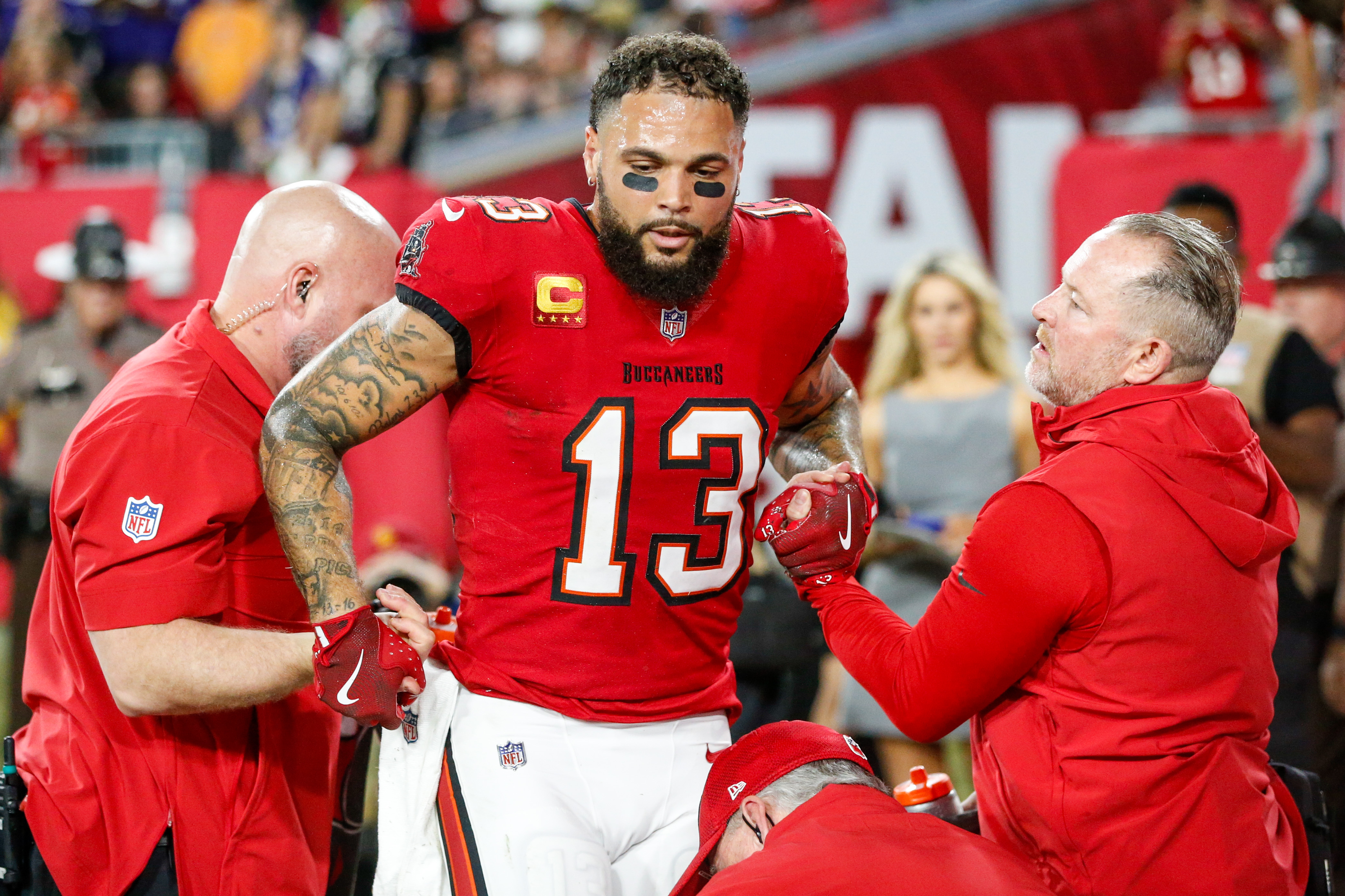 Bucs' Mike Evans leaves game vs. Ravens with hamstring injury