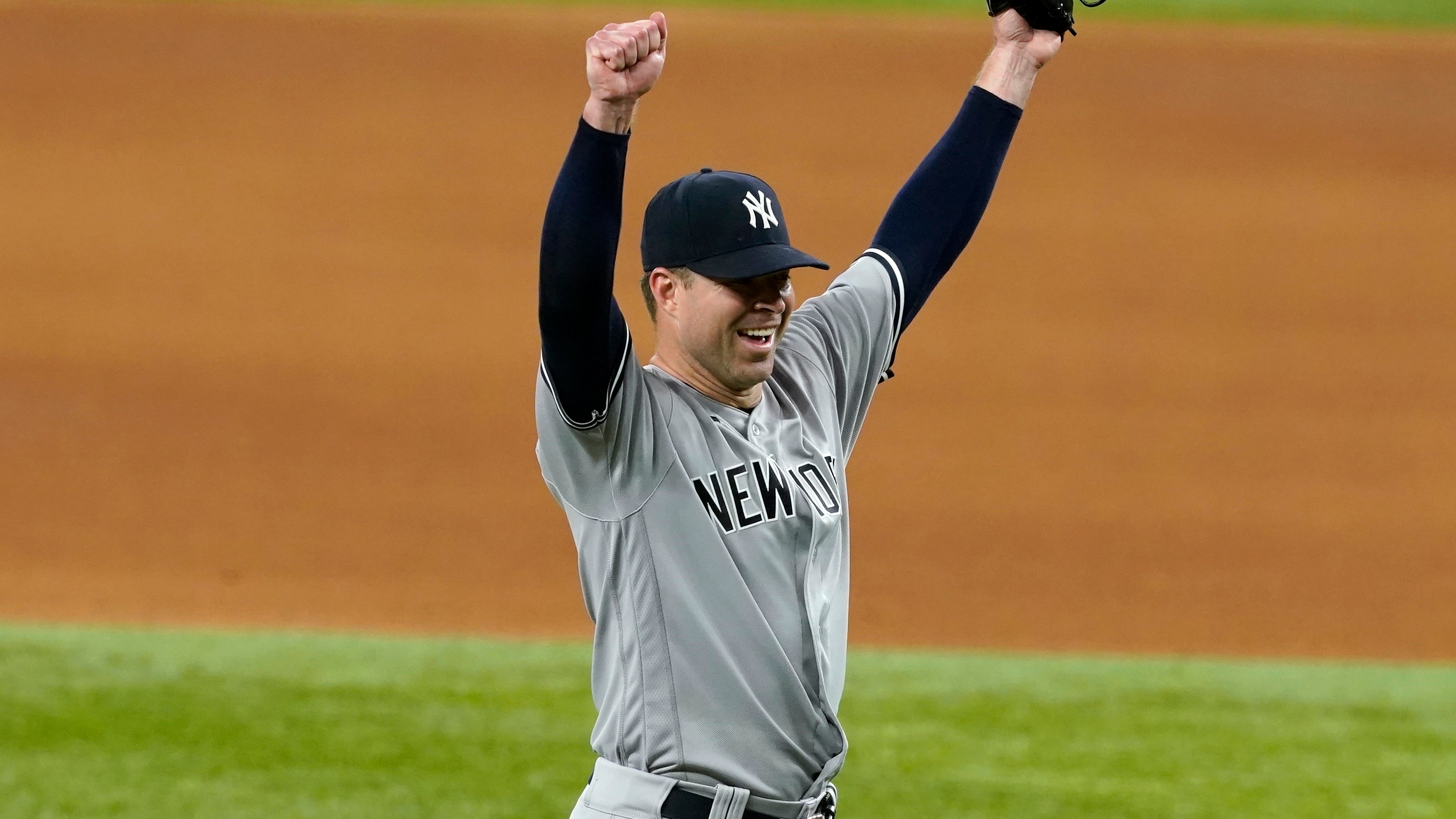 Corey Kluber leaves with shoulder 'tightness', Yankees lose