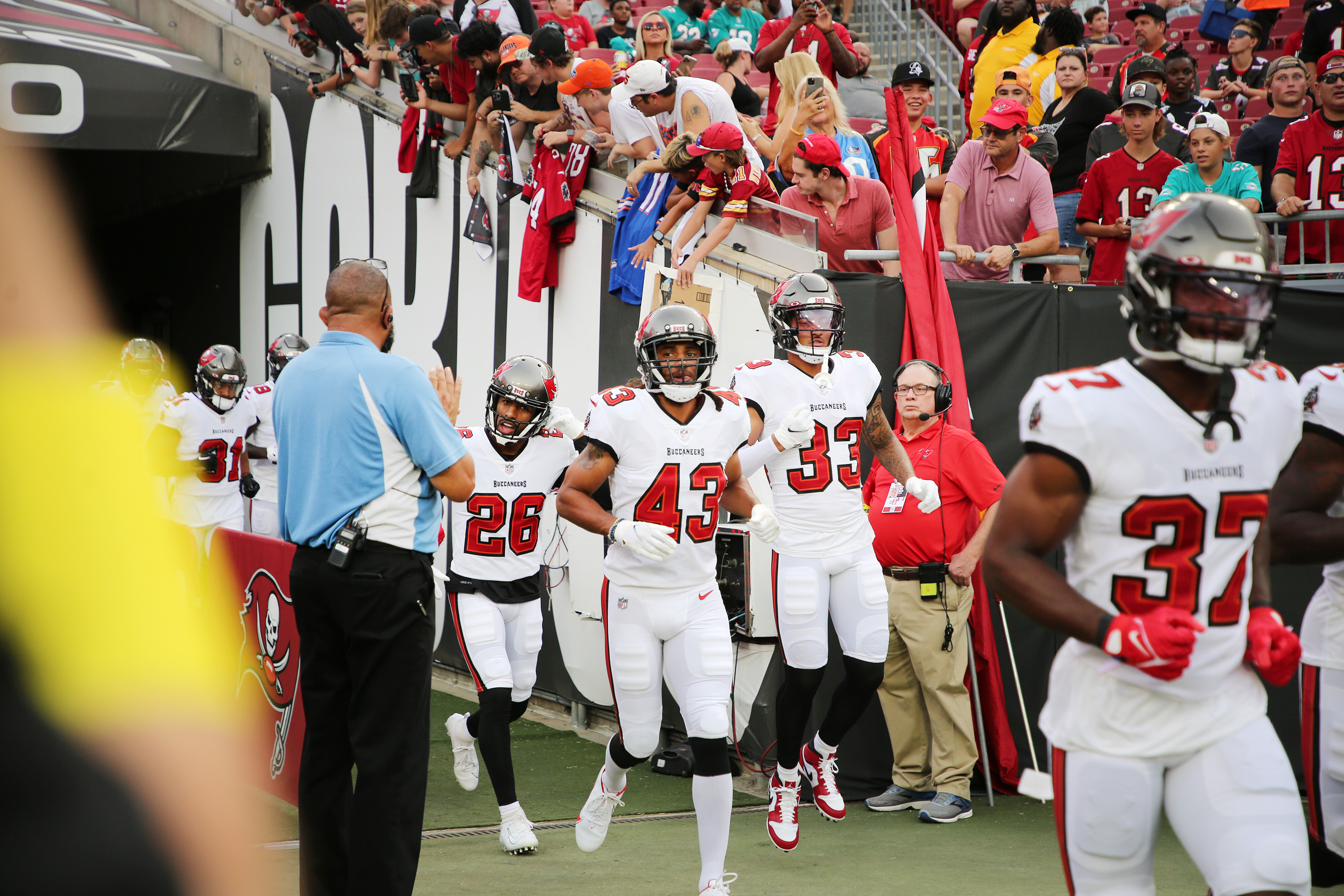 Tampa Bay Buccaneers tight end Cade Otton (88) covers a kick during an NFL  football game against the Miami Dolphins, Saturday, Aug. 13, 2022 in Tampa,  Fla. The Dolphins defeat the Buccaneers