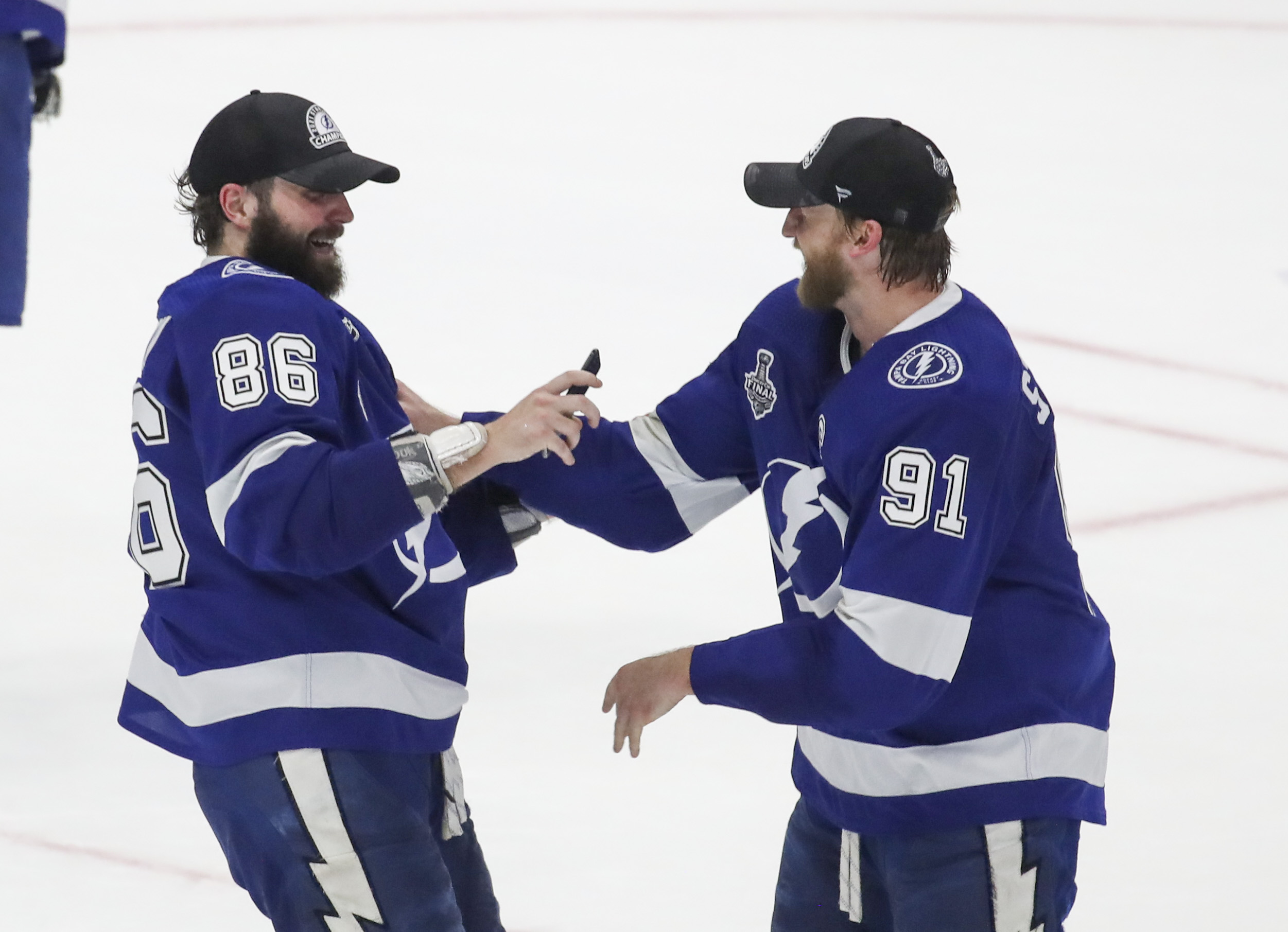 Drunken Tampa fan throws Vasilevskiy jersey on ice because of bad