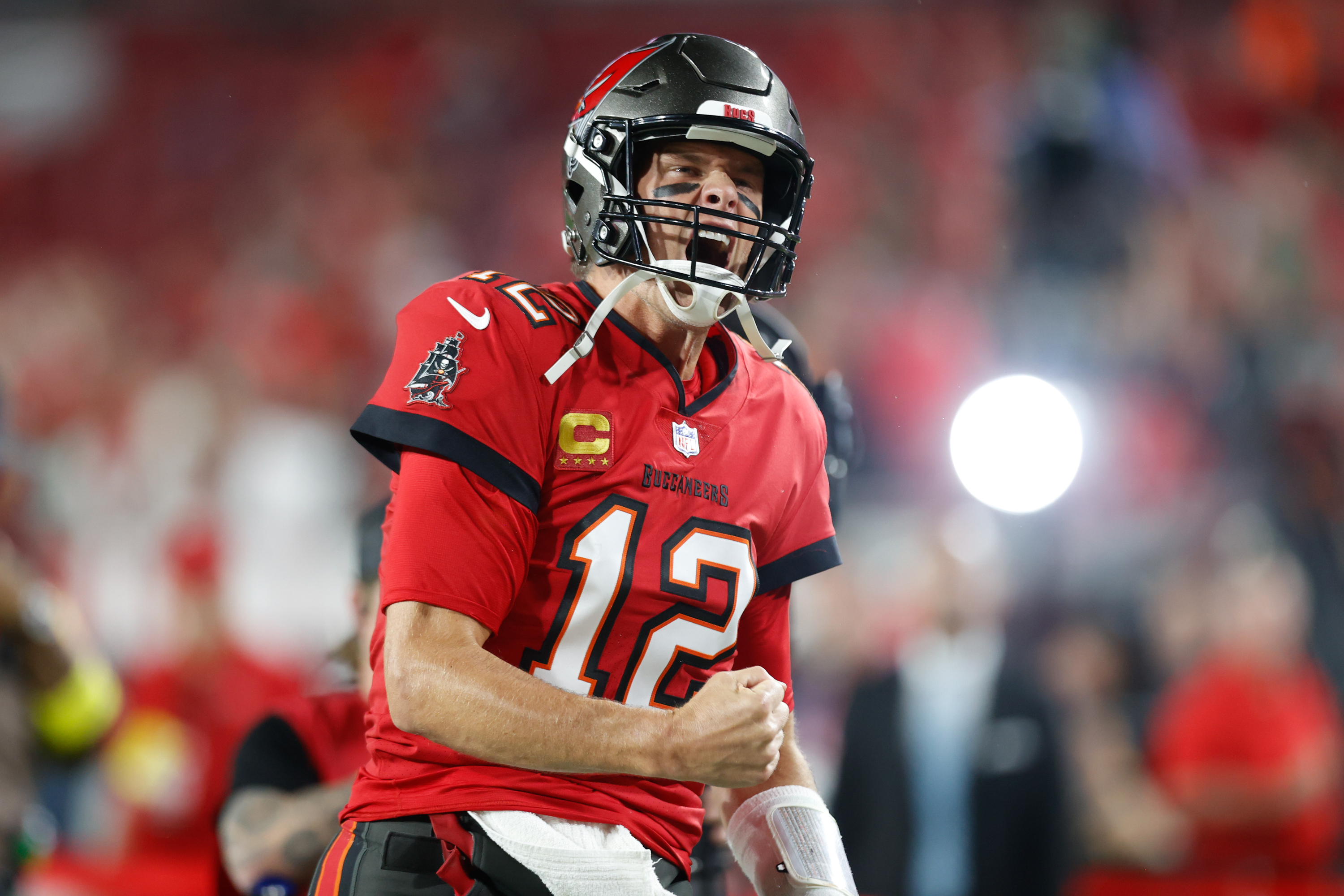 Tom Brady gives Bucs some breathing room in tight NFC South