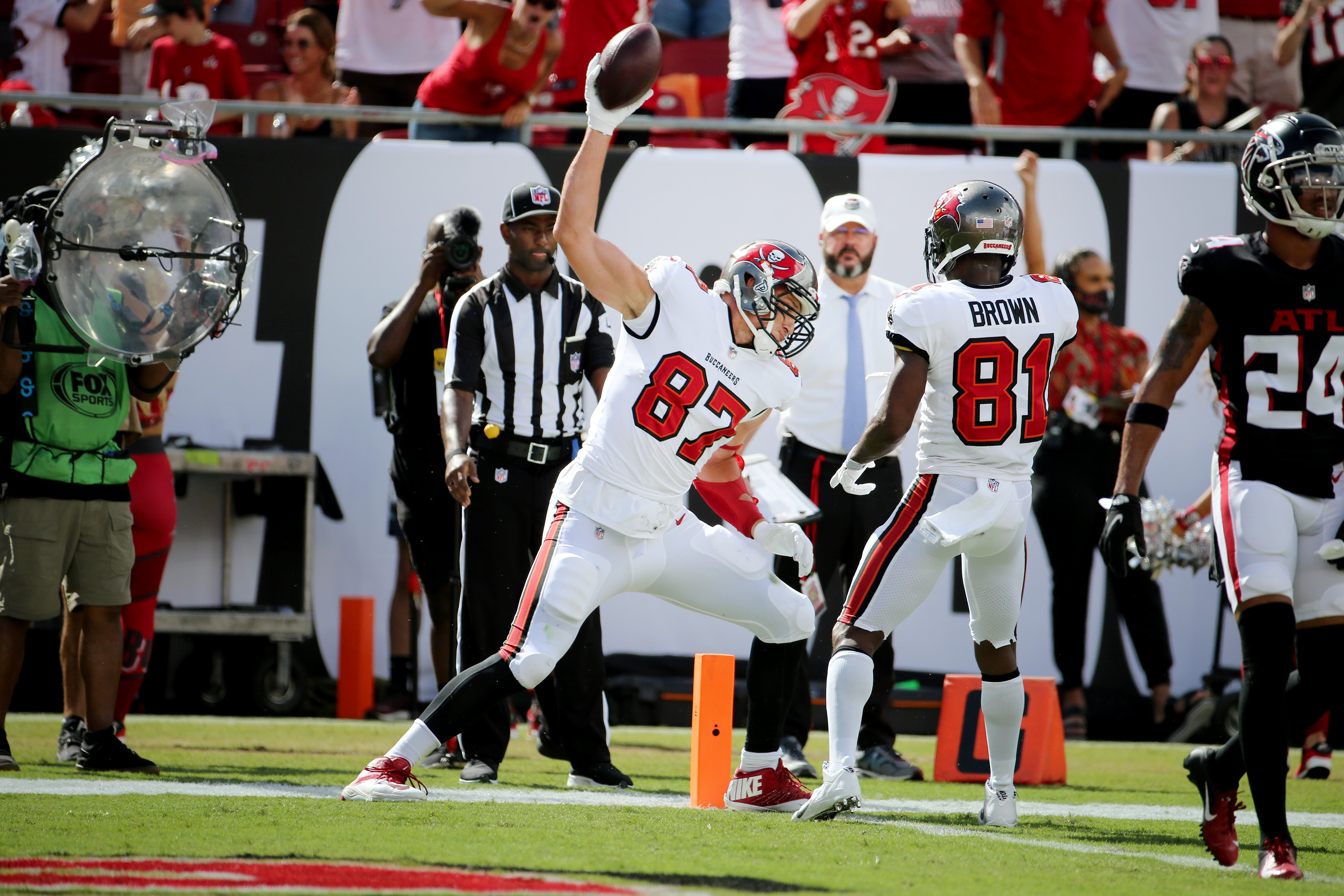 Vernon Davis retires in Super Bowl day video with Rob Gronkowski