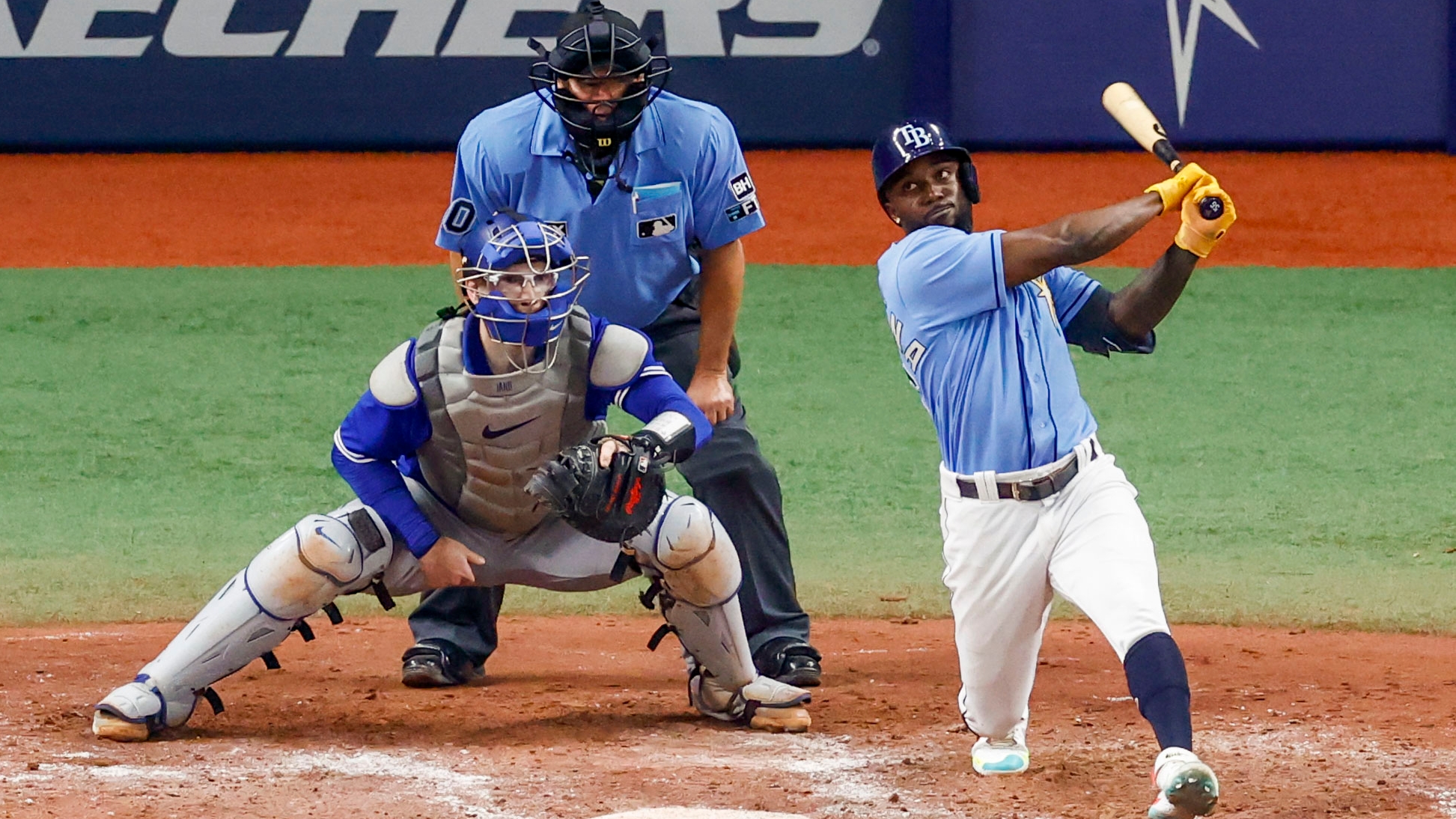 Arozarena's mom throws first pitch, watches son in MLB for 1st time at Rays-Rangers  Game 1 – KGET 17