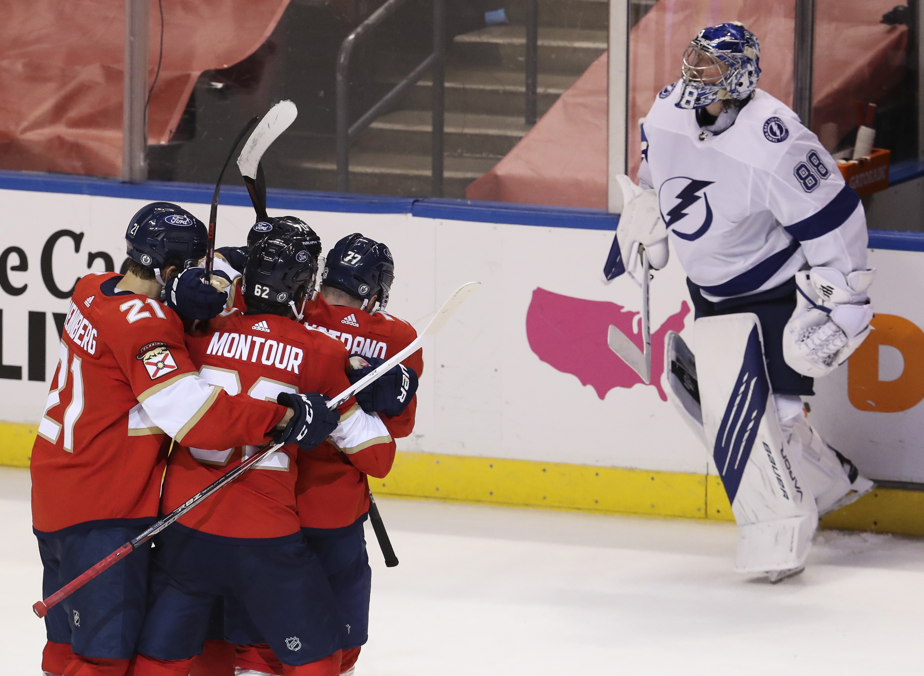 Panthers have hotter goalie, deny Lightning chance to wrap up series