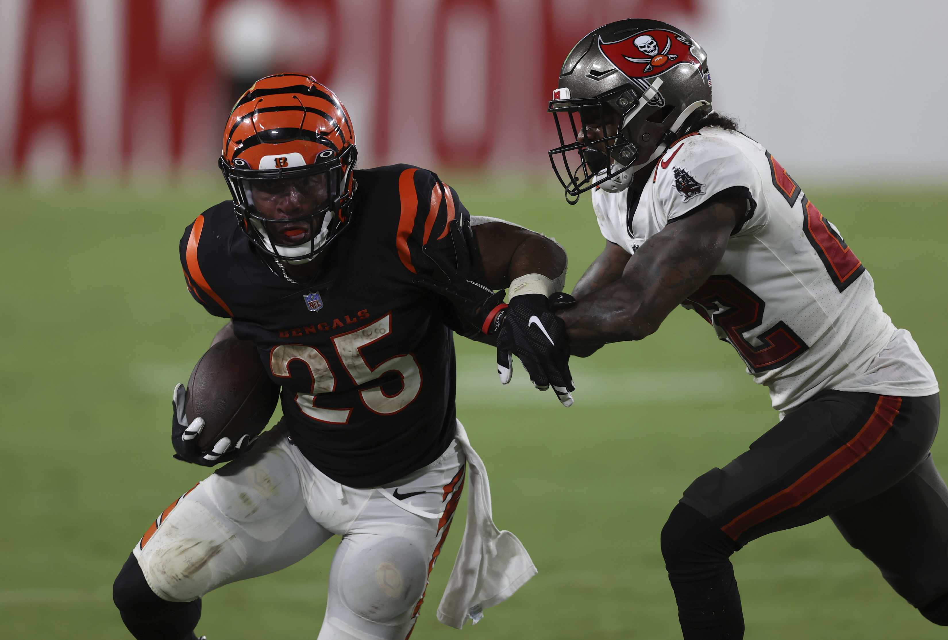 Bucs rookie linebacker Joe Tryon puts huge hit on Bengals