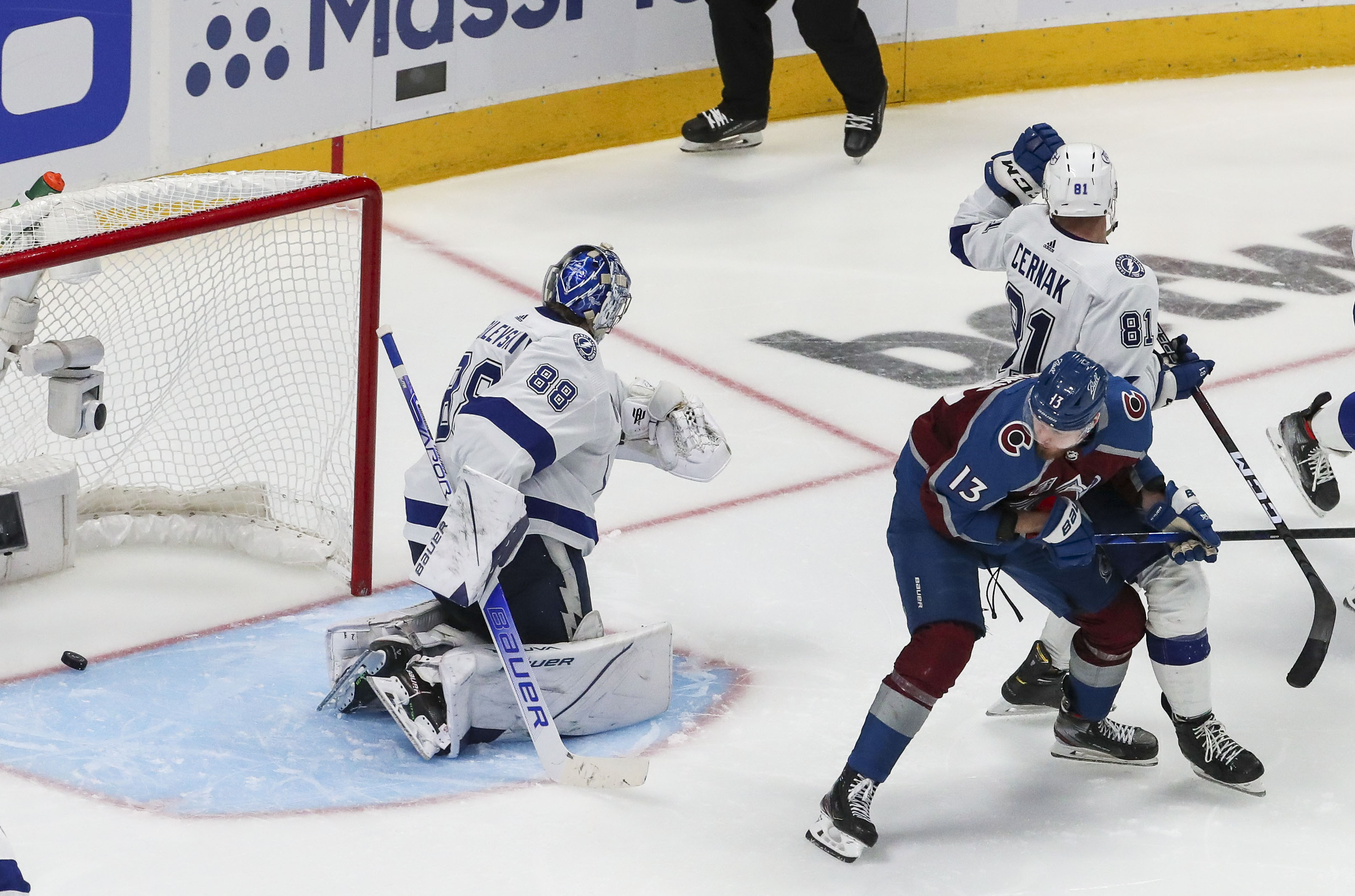 Lightning never trail, nab a road win in Game 5 vs. Avalanche