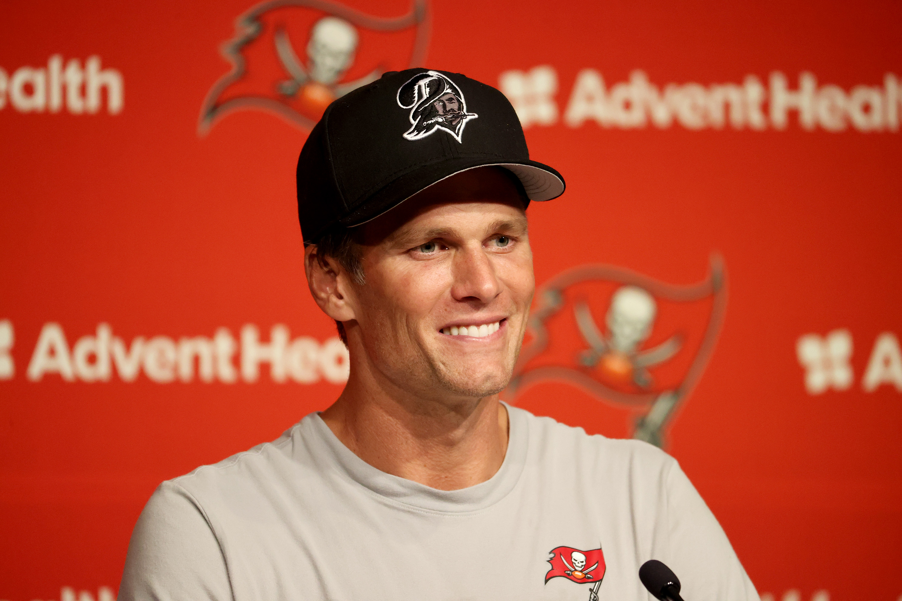 Buccaneers news: Tom Brady calls out haters using half-naked man