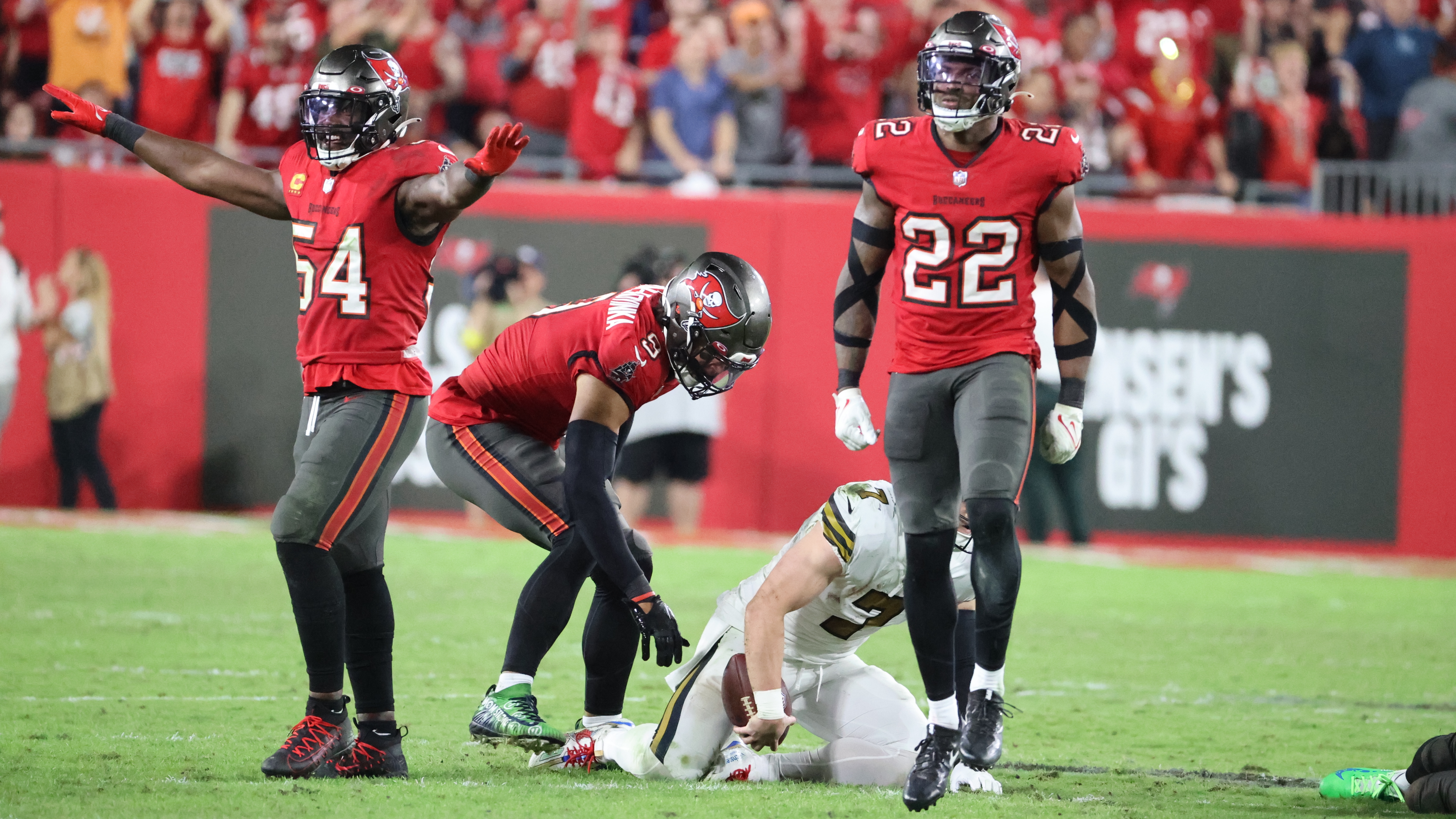 Tampa Bay Buccaneers Safety Keanu Neal hustles down field in kick