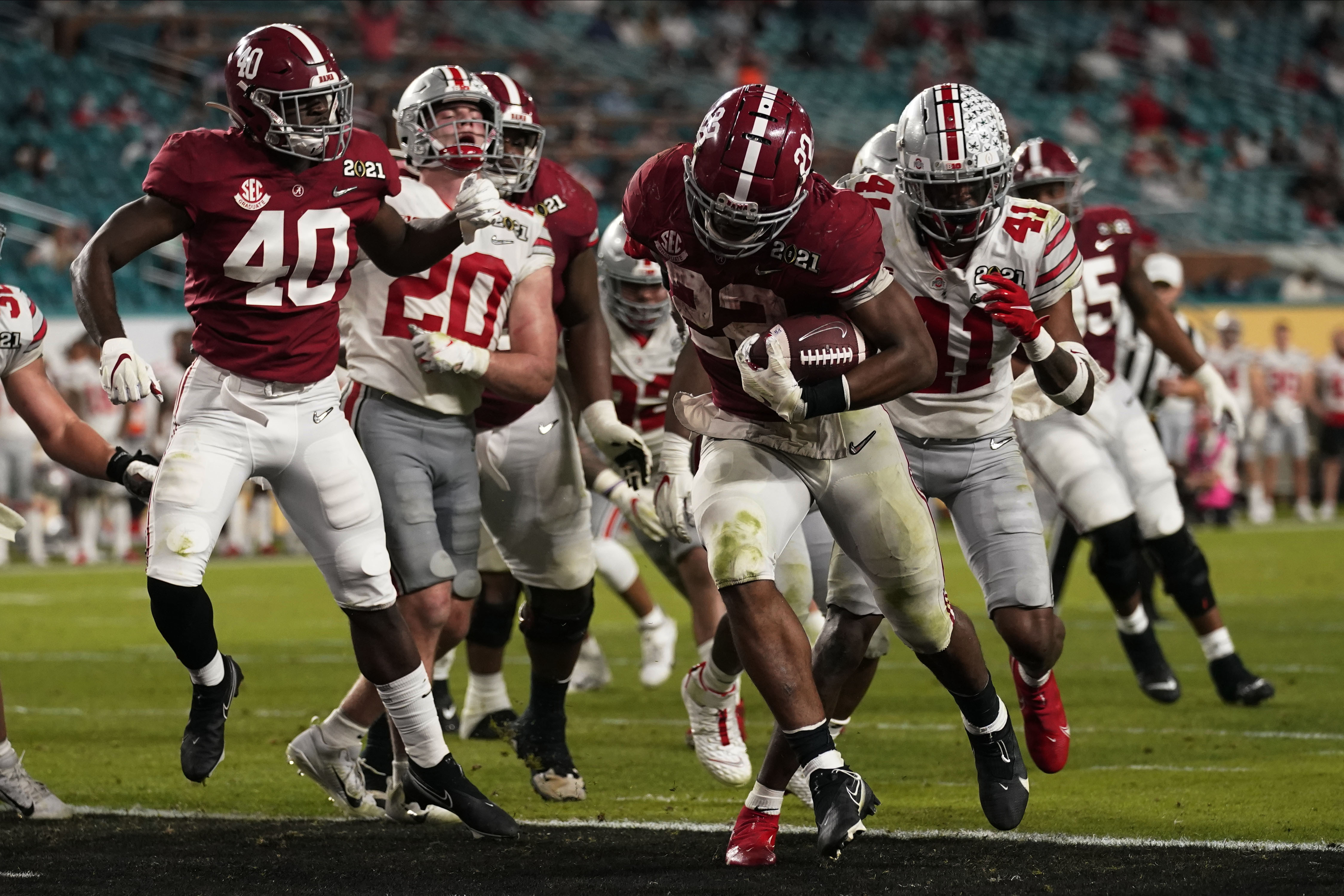 Alabama football: DeVonta Smith sets records, injures finger