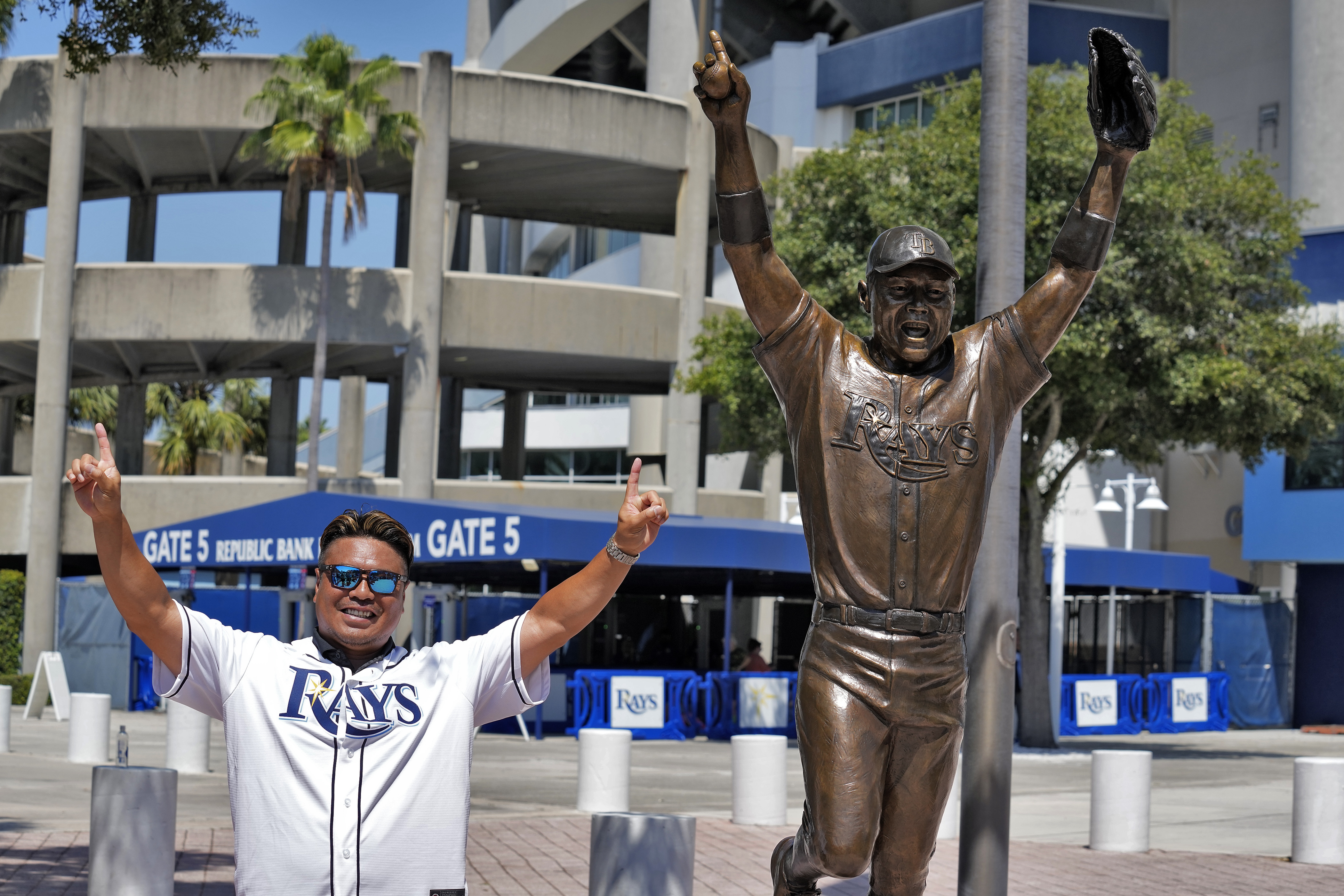 Fred McGriff and Wade Boggs were teammates on the first-ever @RaysBaseball  team. Today, they're reunited in @BaseballHall immortality.