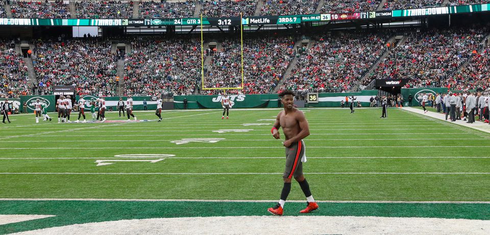 Antonio Brown goes shirtless, leaves Bucs-Jets in bizarre scene