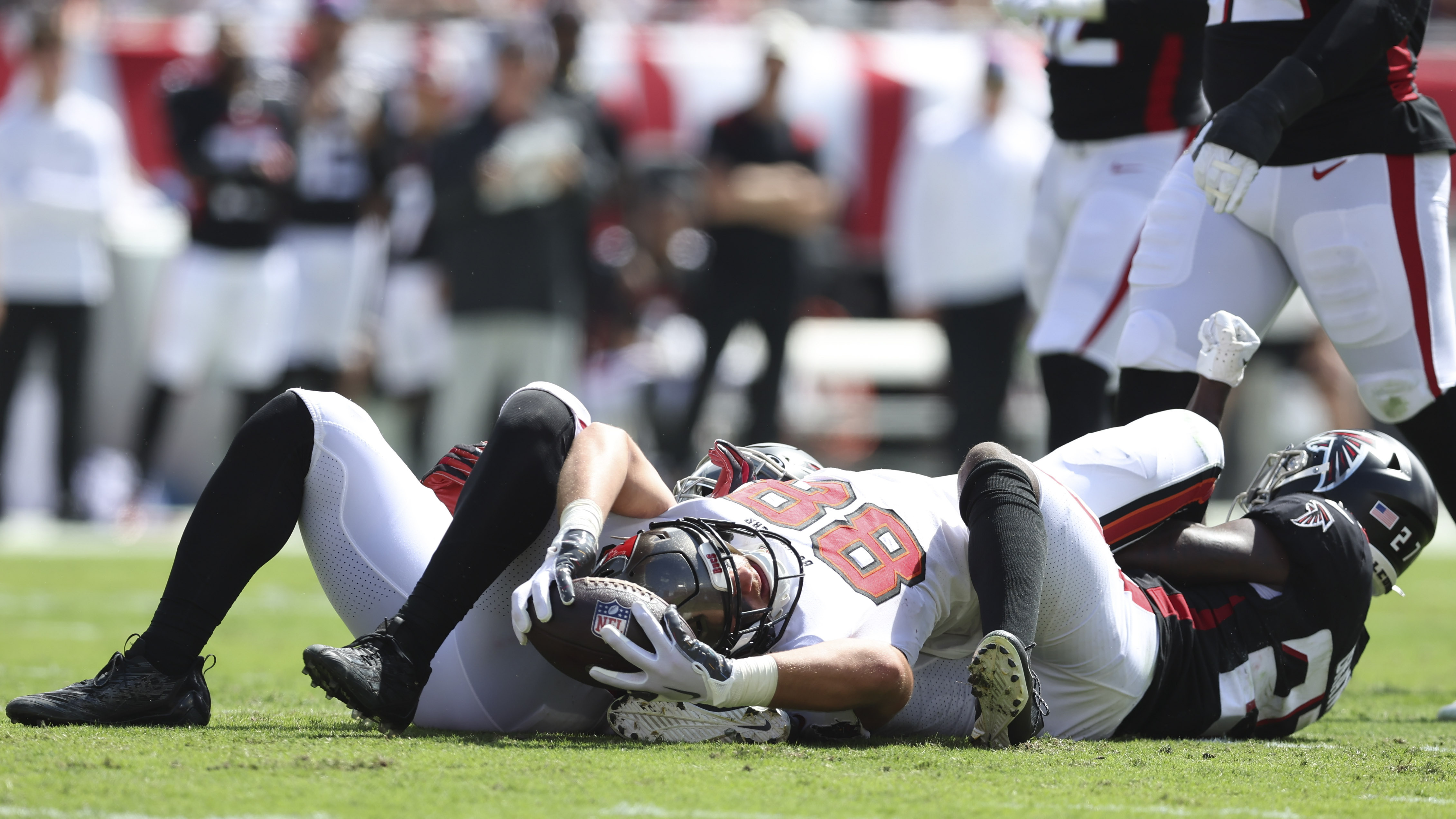 Live updates: Bucs beat Falcons, take over sole possession of first place