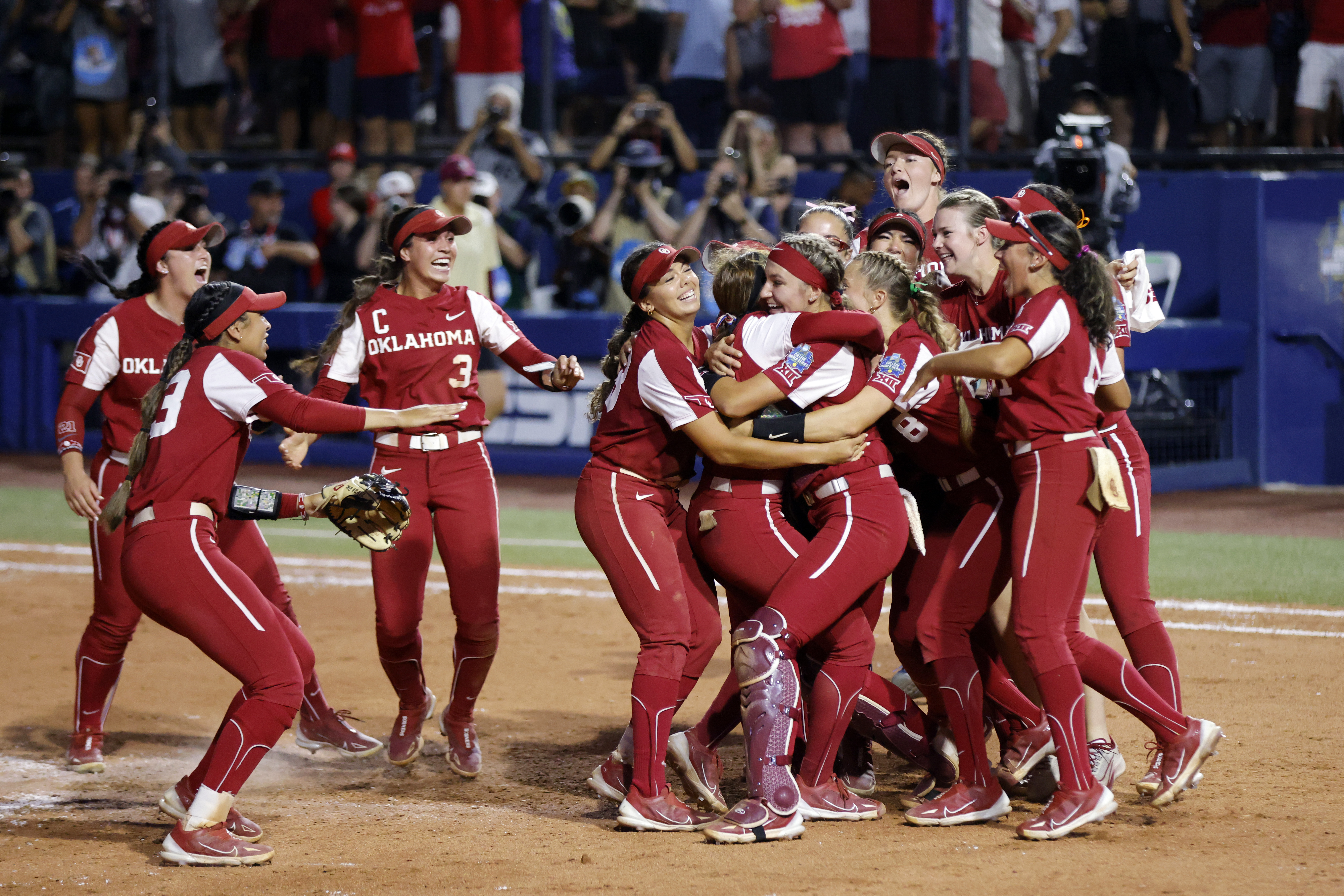 Oklahoma drops FSU to 3-peat at Women's College World Series