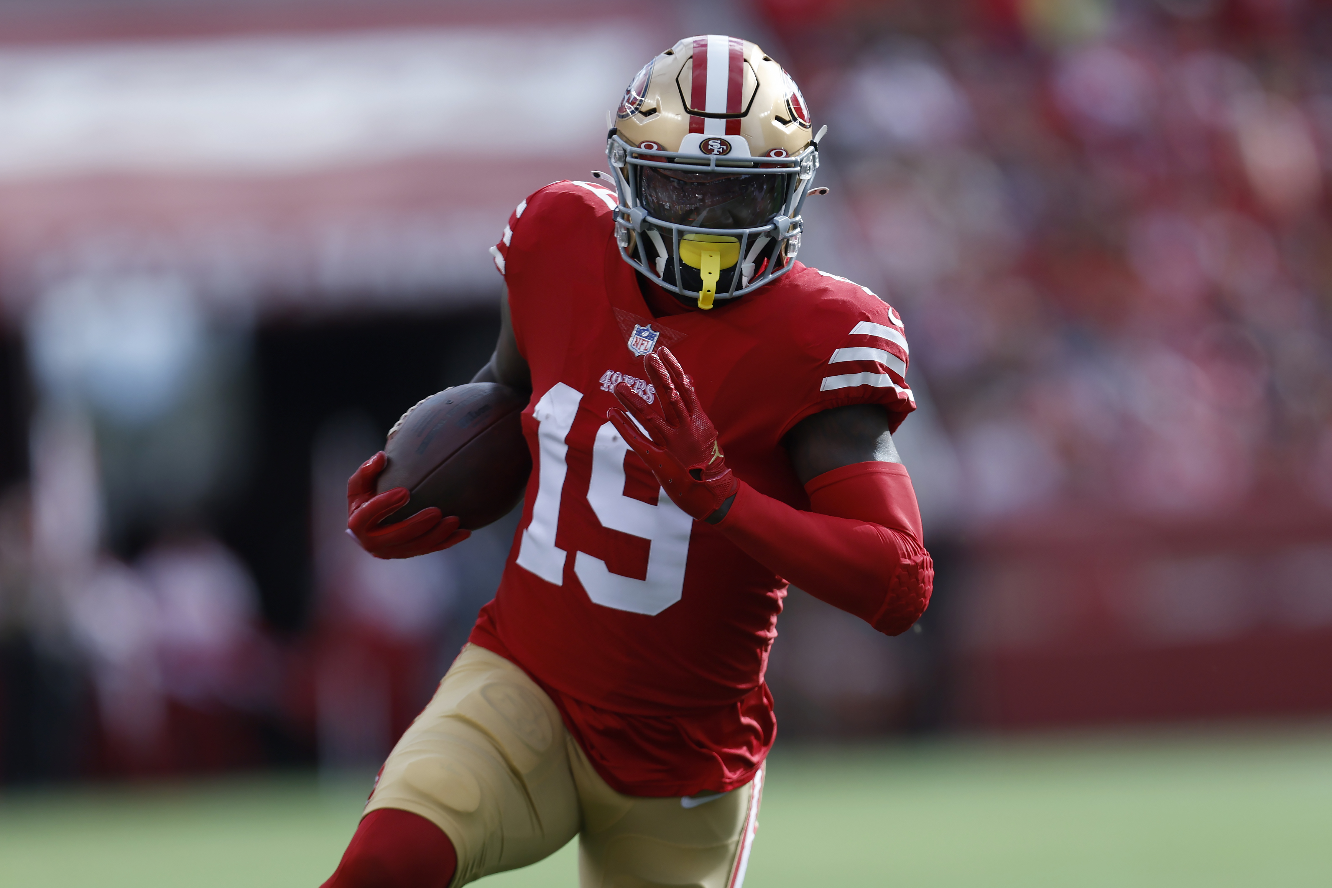 49ers WR Deebo Samuel sticking with No. 19 jersey