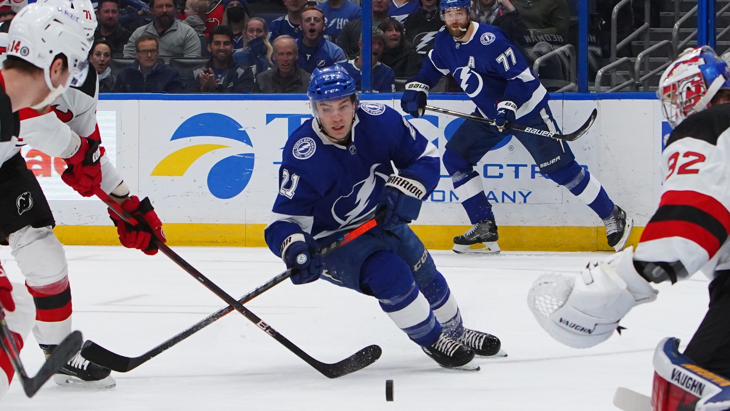 Anthony Cirelli has tiebreaking goal in 3rd, Lightning beat Devils