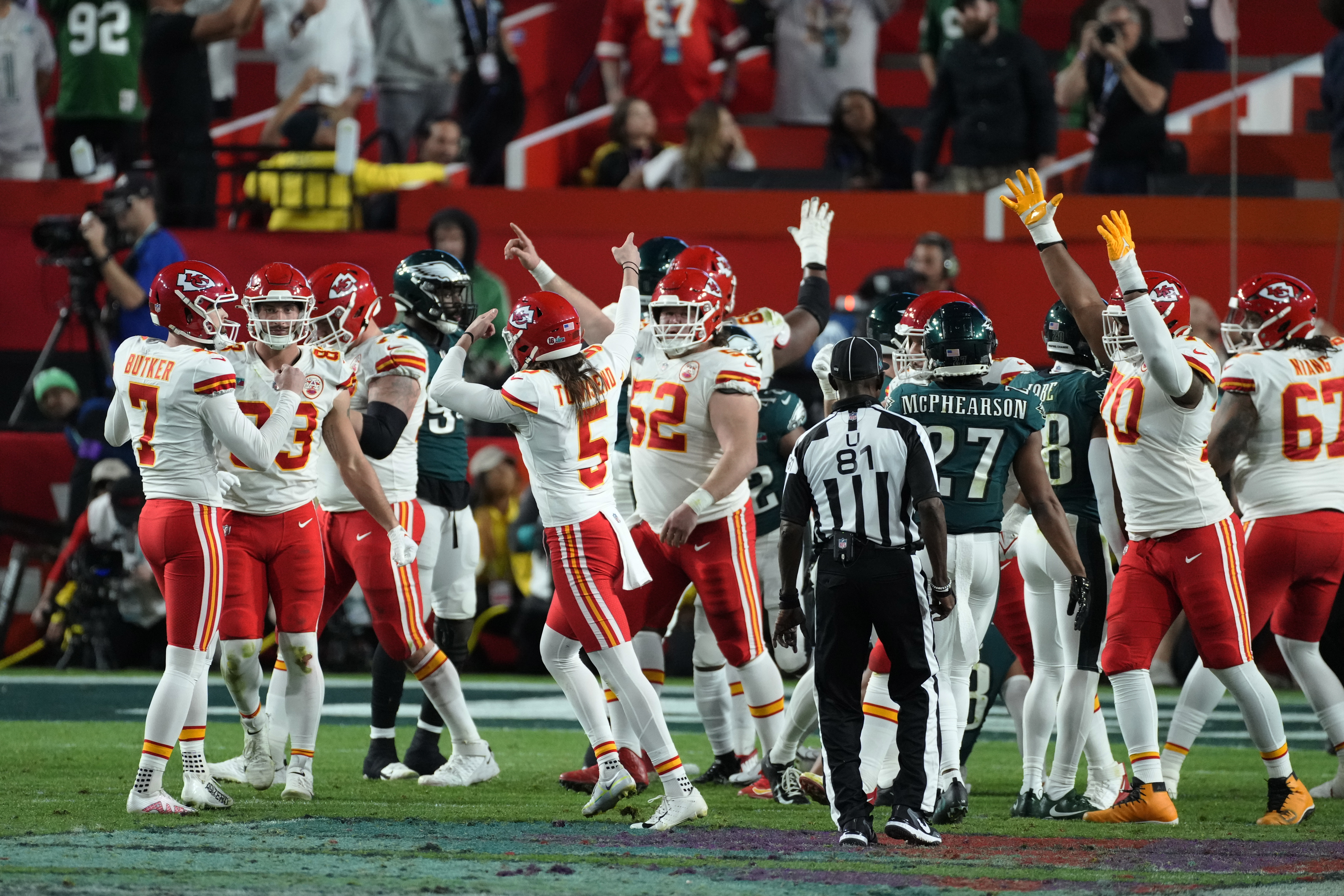 Chiefs stage second-half comeback to beat Eagles 38-35 in Super