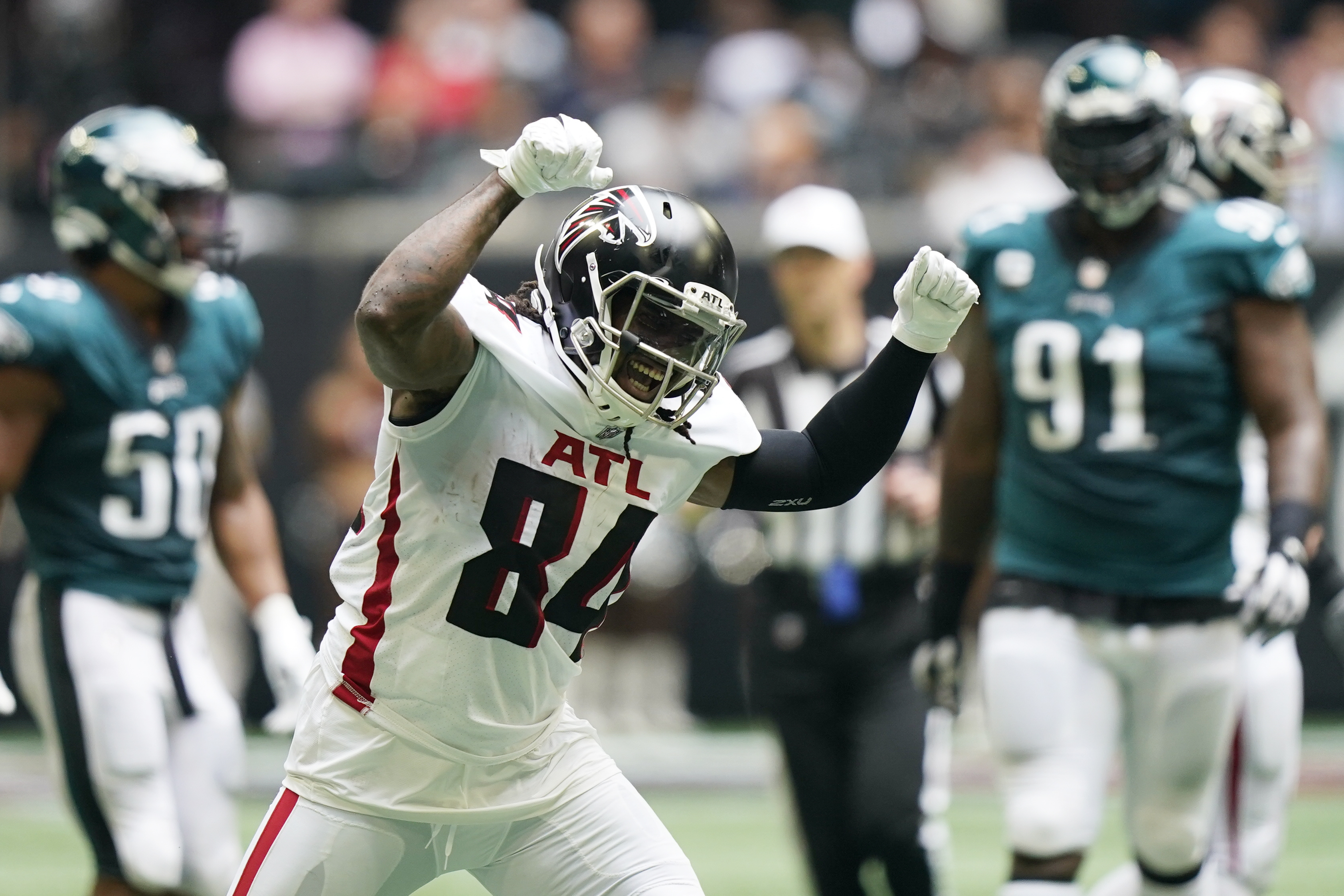 Hurts 3 TD passes, Smith scores, Eagles rout Falcons 32-6 - 6abc