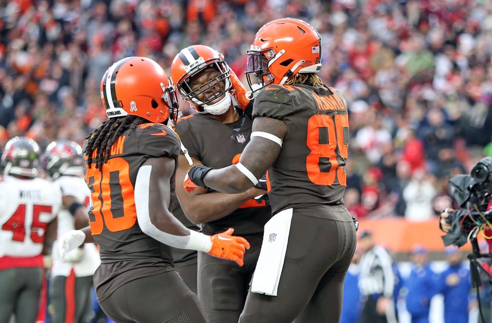 WATCH: David Njoku only needs one hand to tie game vs. Buccaneers