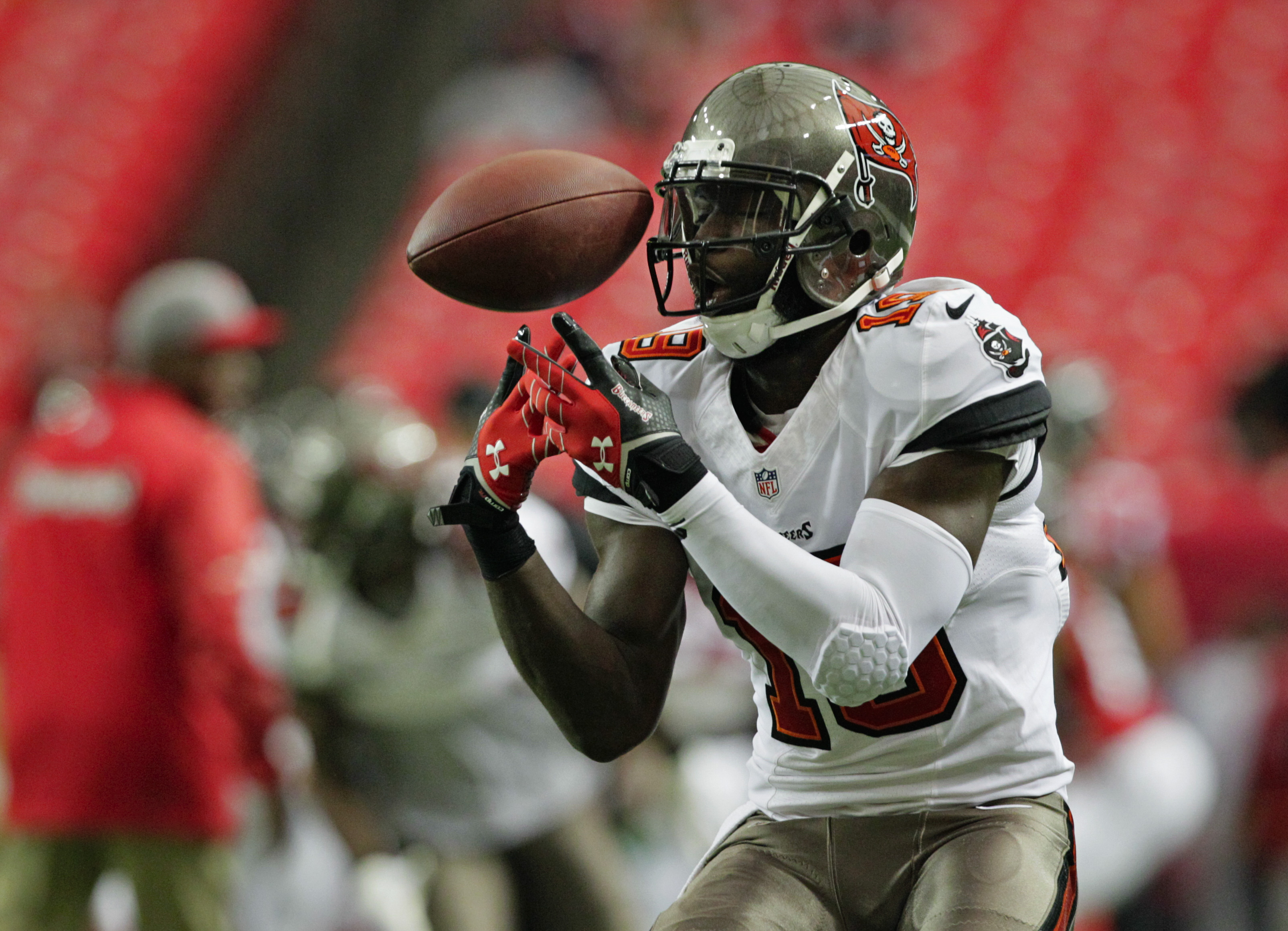 Photo: Tampa Bay Buccaneers Mike Williams catches a screen pass against the Dallas  Cowboys in Arlington, Texas. - ARL2012092315 