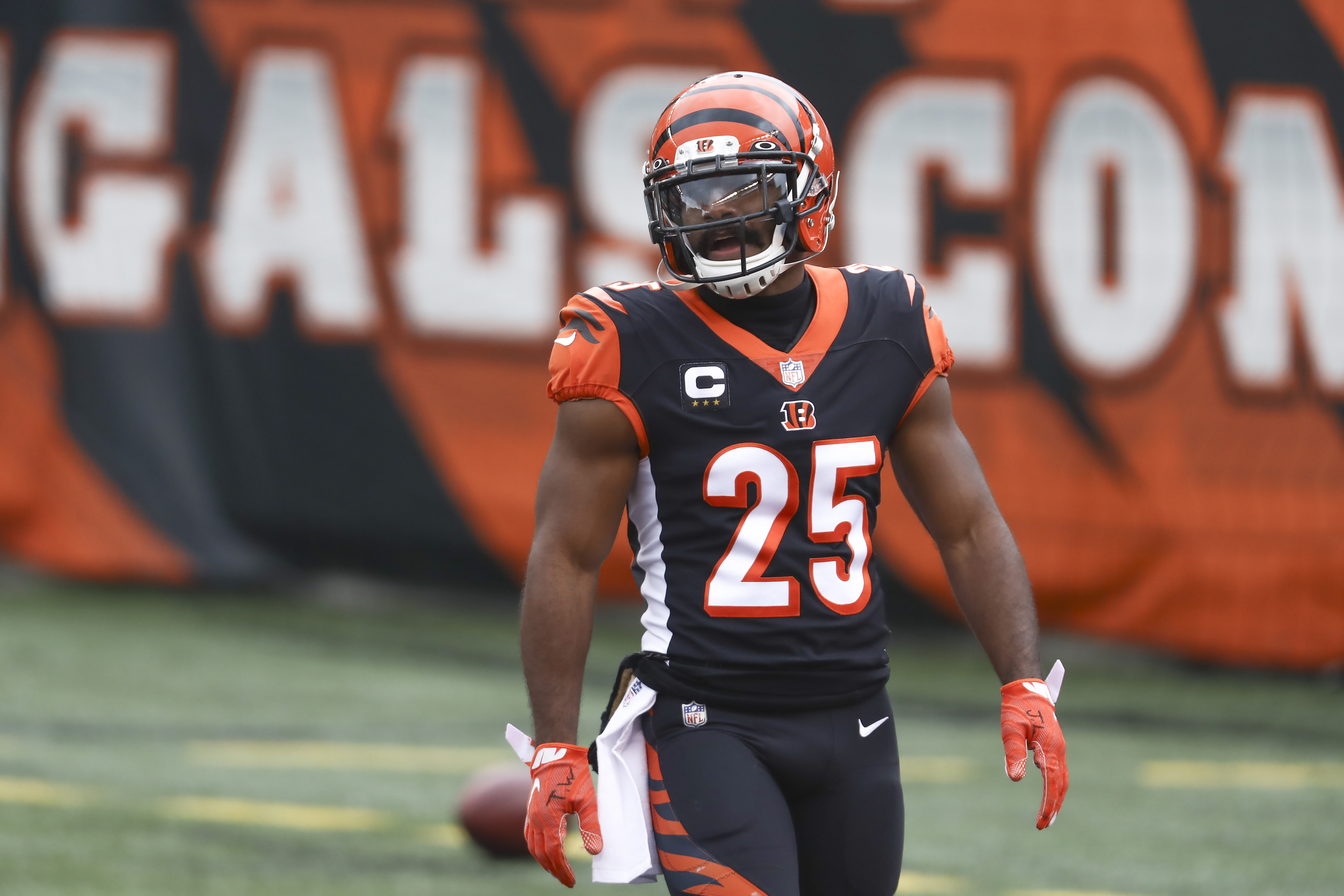 Bucs sign former Bengals tailback Giovani Bernard to one-year deal