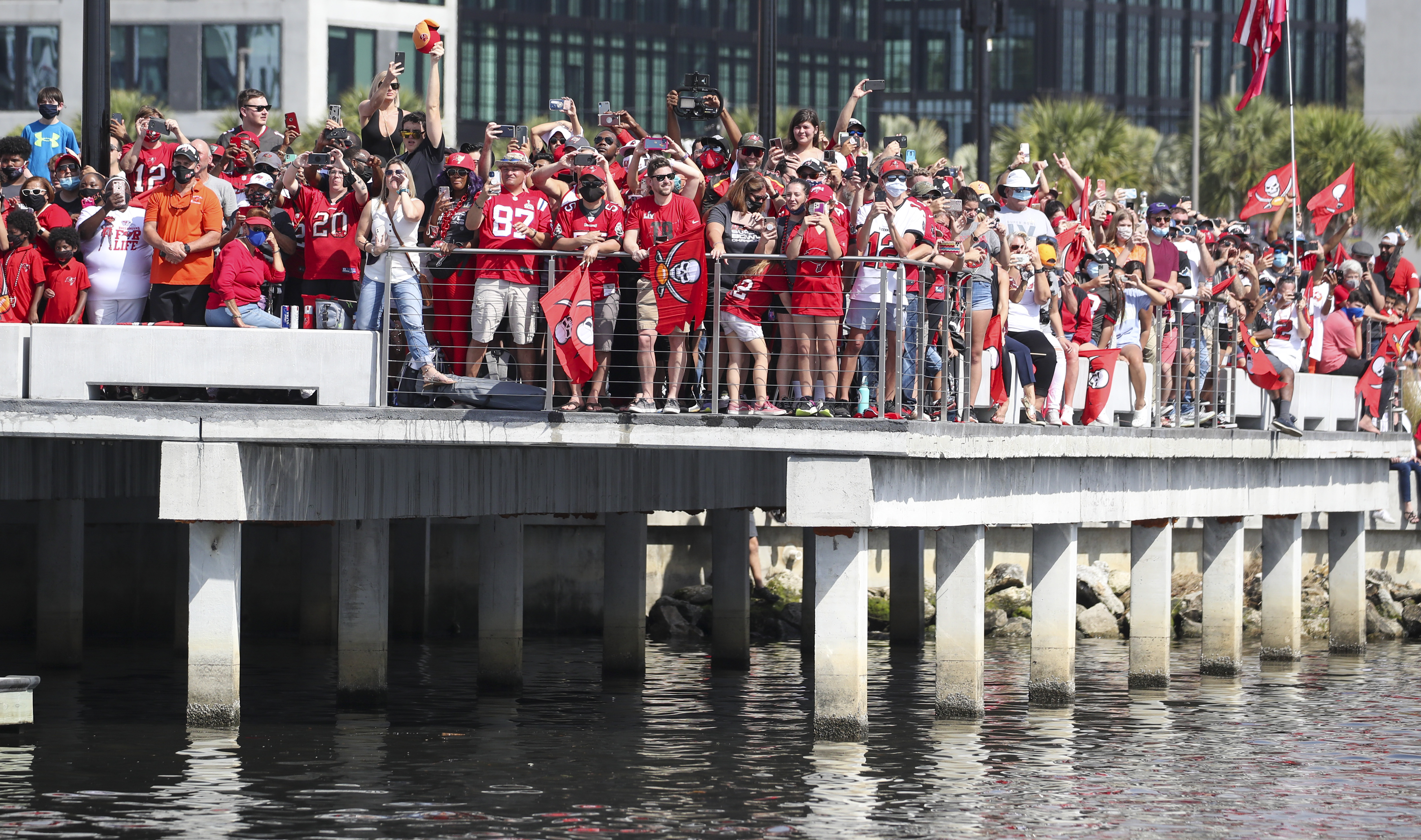 Bucs celebrate Super Bowl win with Tampa boat parade