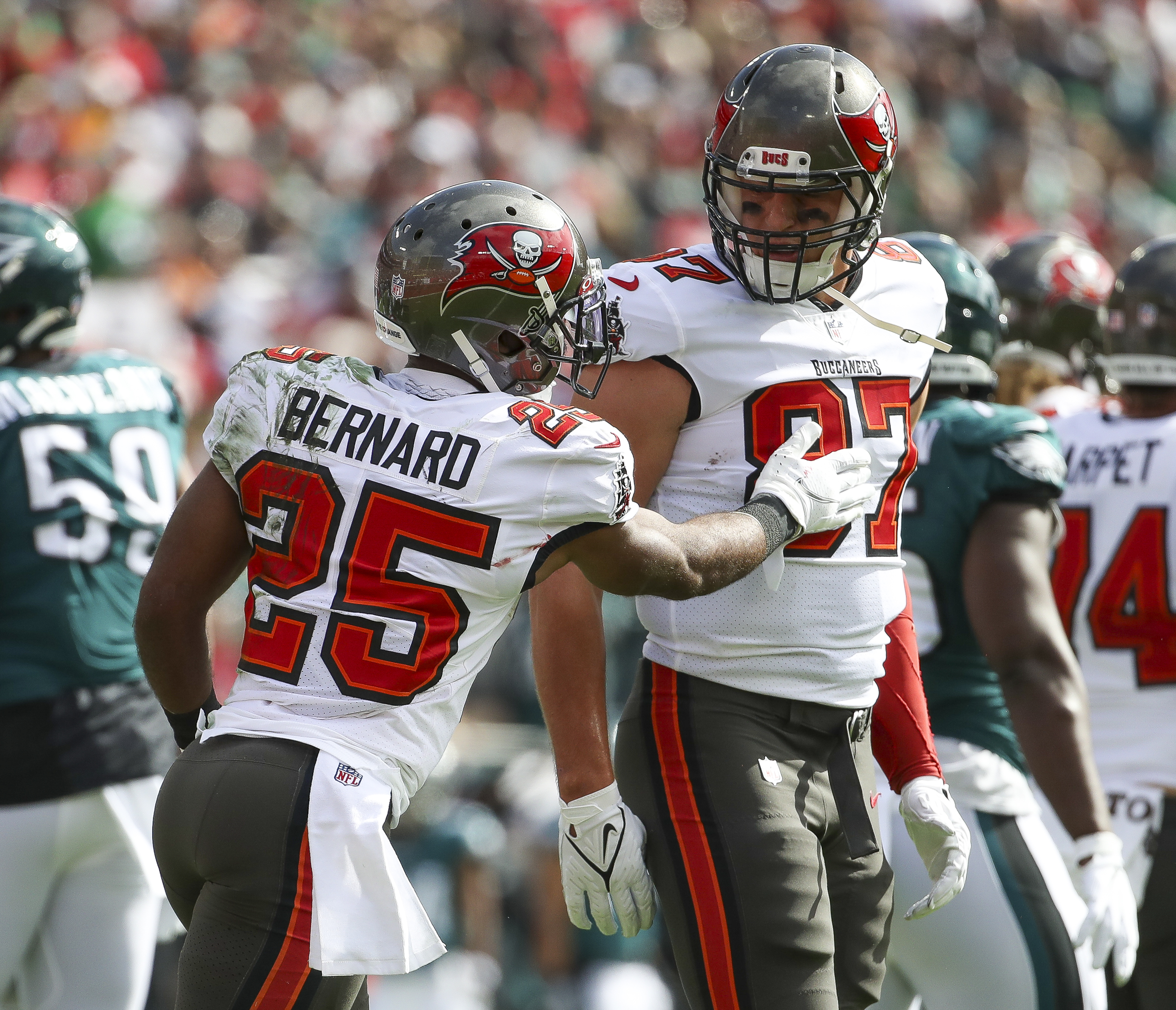 Buccaneers' Vita Vea shows off bloody smile after losing tooth vs