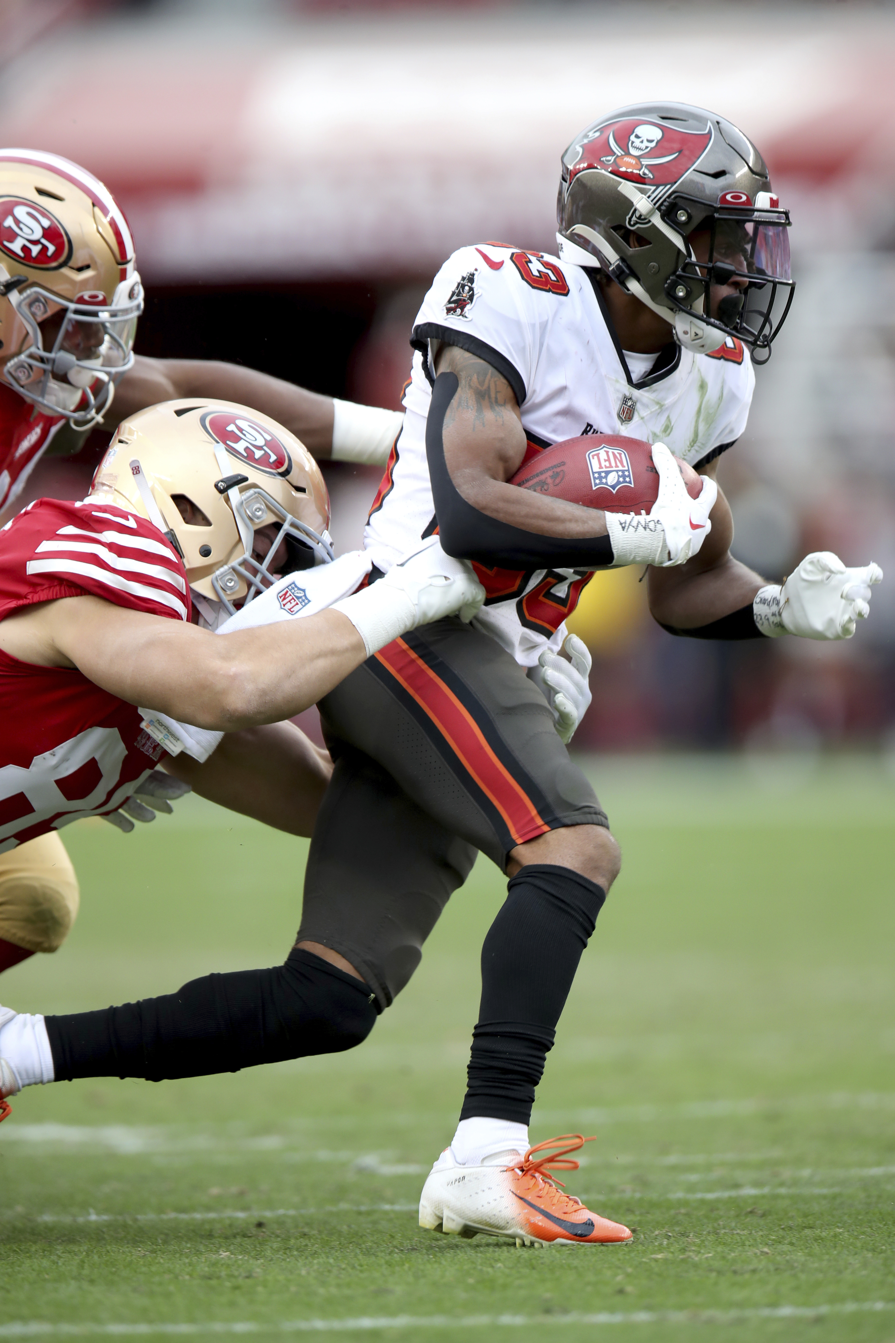 TAMPA, FL - DECEMBER 18: Tampa Bay Buccaneers kick returner Deven Thompkins  (83) carries the ball du