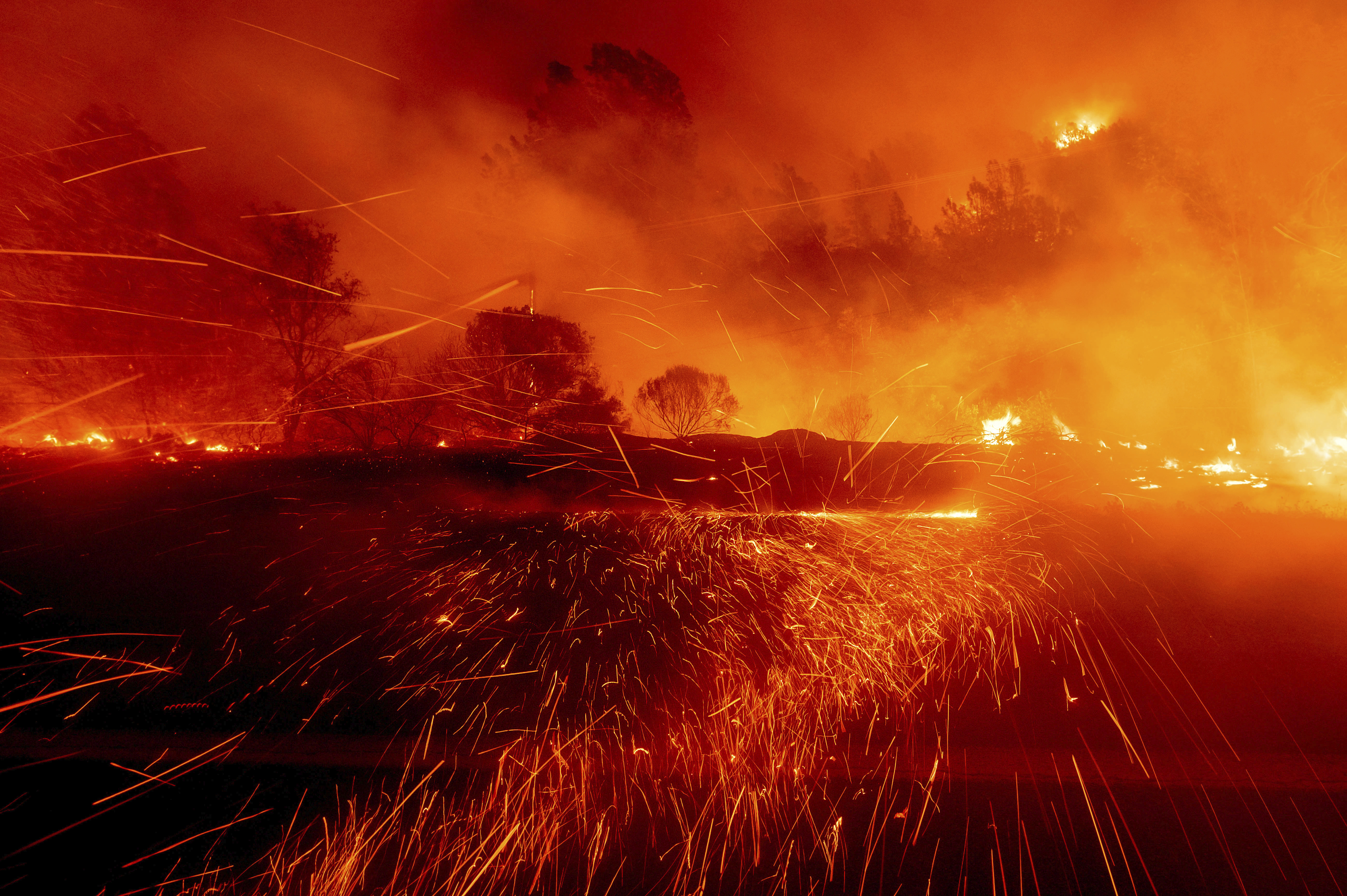 Smoke from nearby wildfires creates eerie baseball scene at Oracle