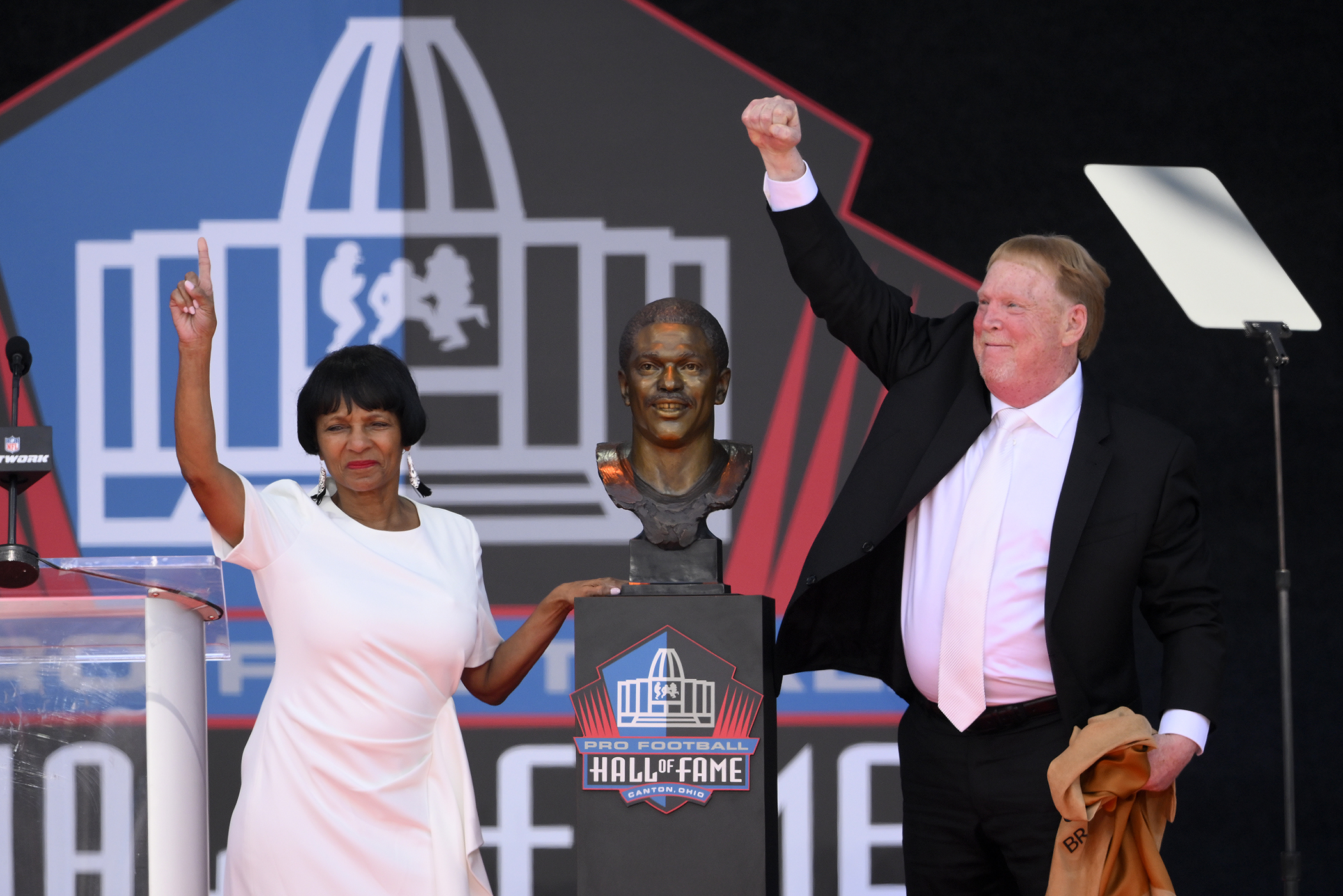 Dick Vermeil speaks during the Pro Football Hall of Fame Enshrinement  News Photo - Getty Images