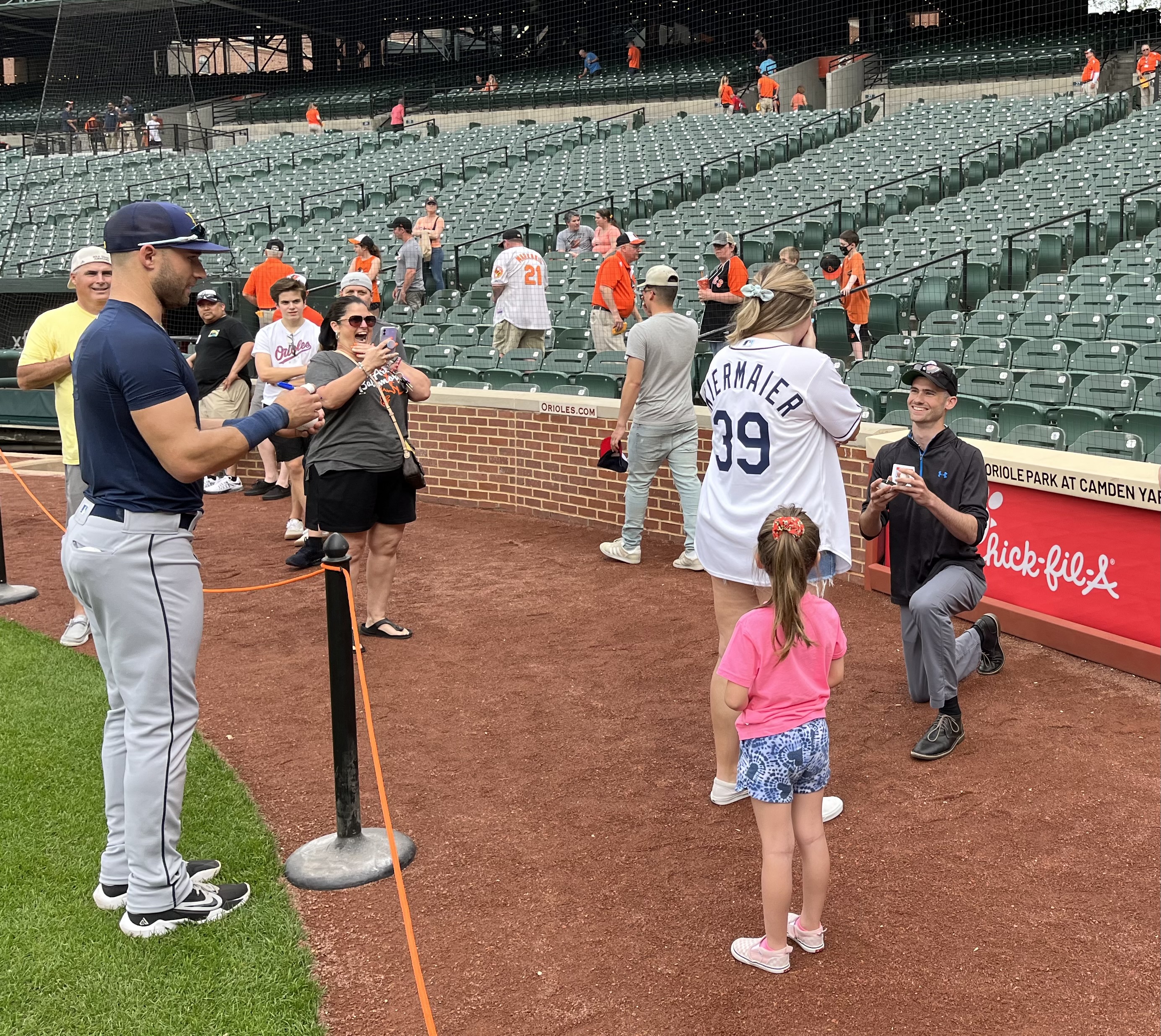 Rays' Kevin Kiermaier assists in pregame wedding proposal