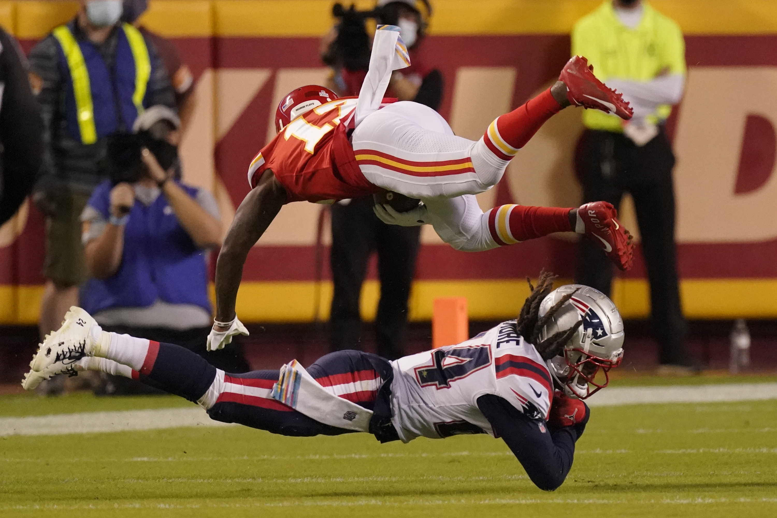 Chiefs game: Chiefs defeat Patriots, 26-10