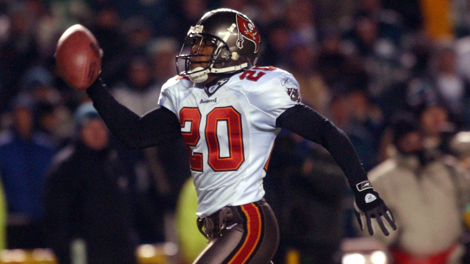 Derrick Brooks returns interception for a touchdown during Superbowl 37.