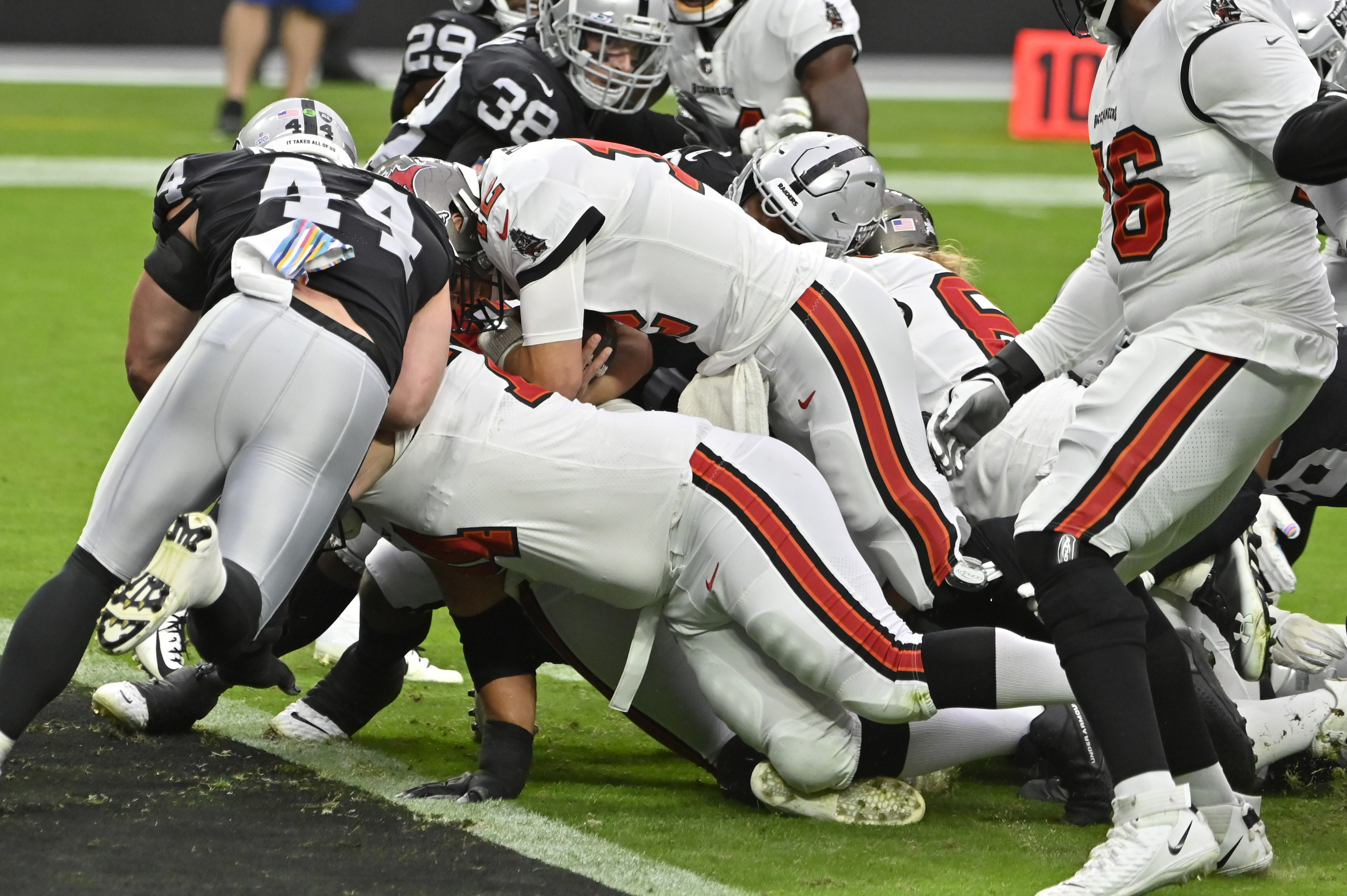 Live: Buccaneers pull away from Raiders in 45-20 win