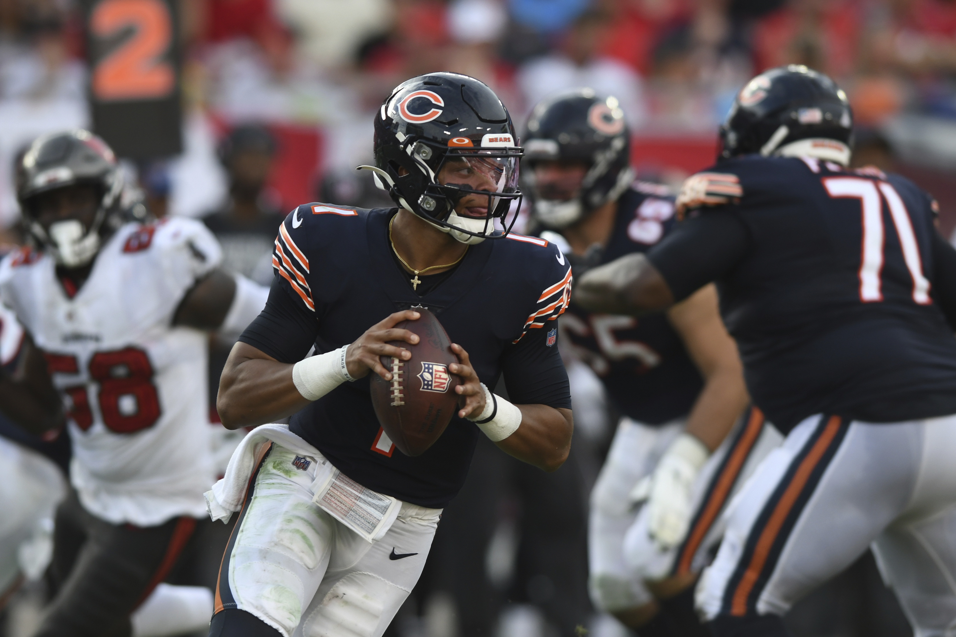 Bears players give Khalil Mack a warm welcome