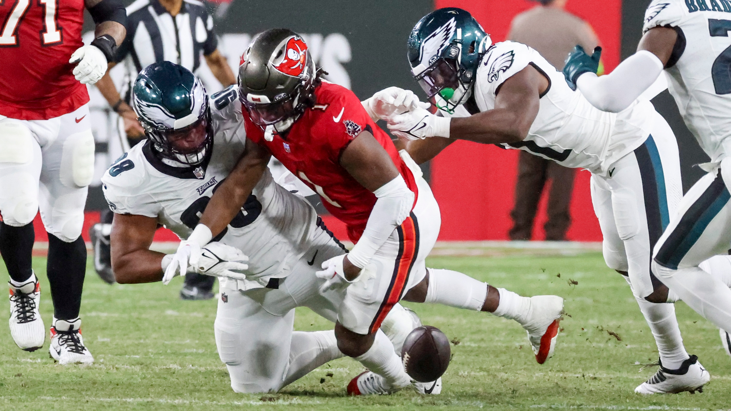 Devin White intercepts the Jalen Hurts pass vs. Philadelphia Eagles 