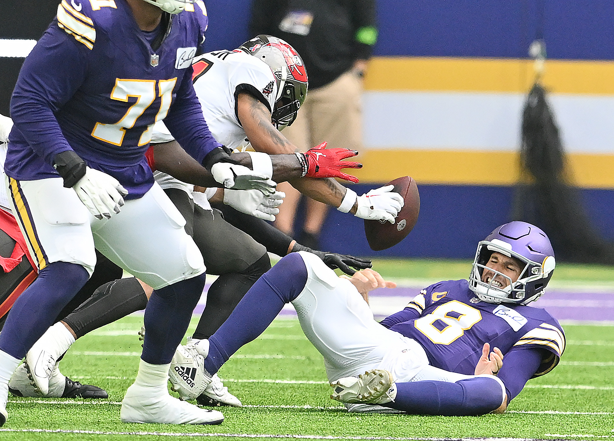 What the bottom of an NFL fumble pile is really like 