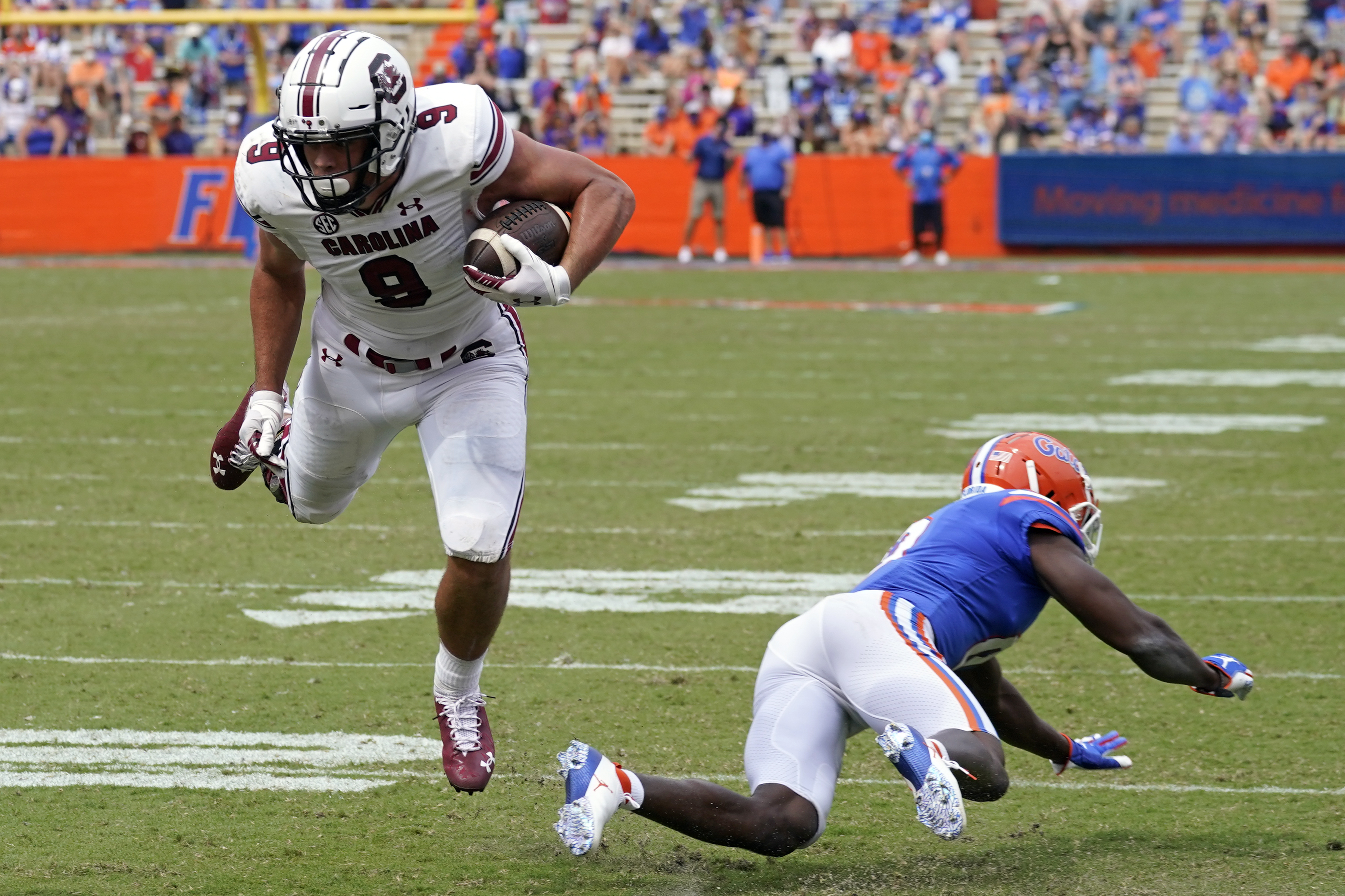 Shi Smith (13) of the South Carolina Gamecocks avoids the tackle