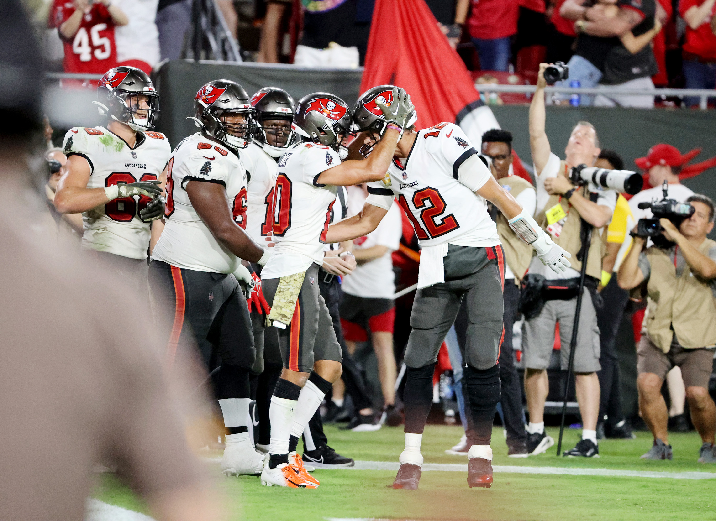 Tom Brady throws to wide receiver Scotty Miller during Buccaneers training  camp