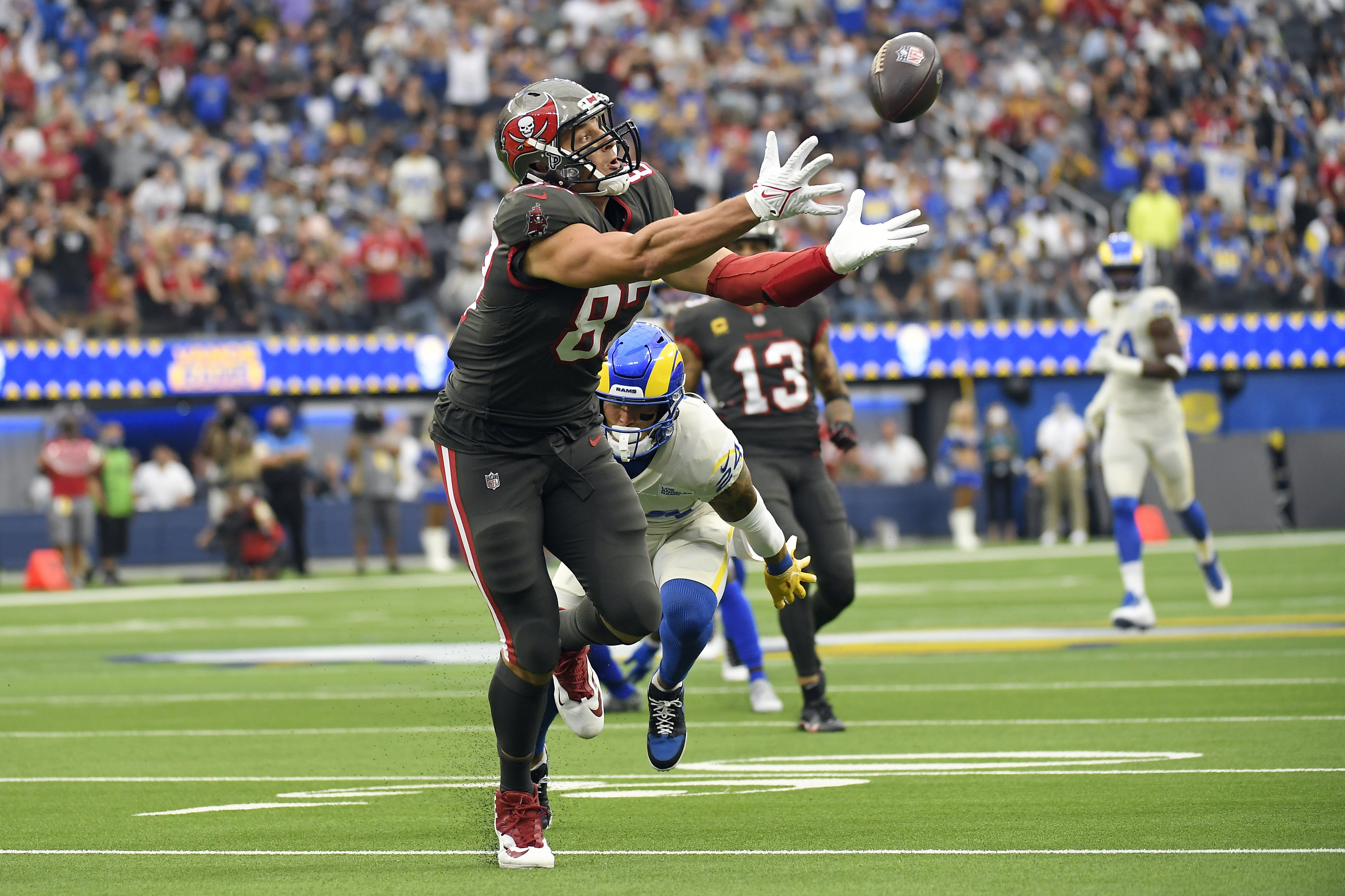 Live updates: Bucs trail from start in loss to Rams