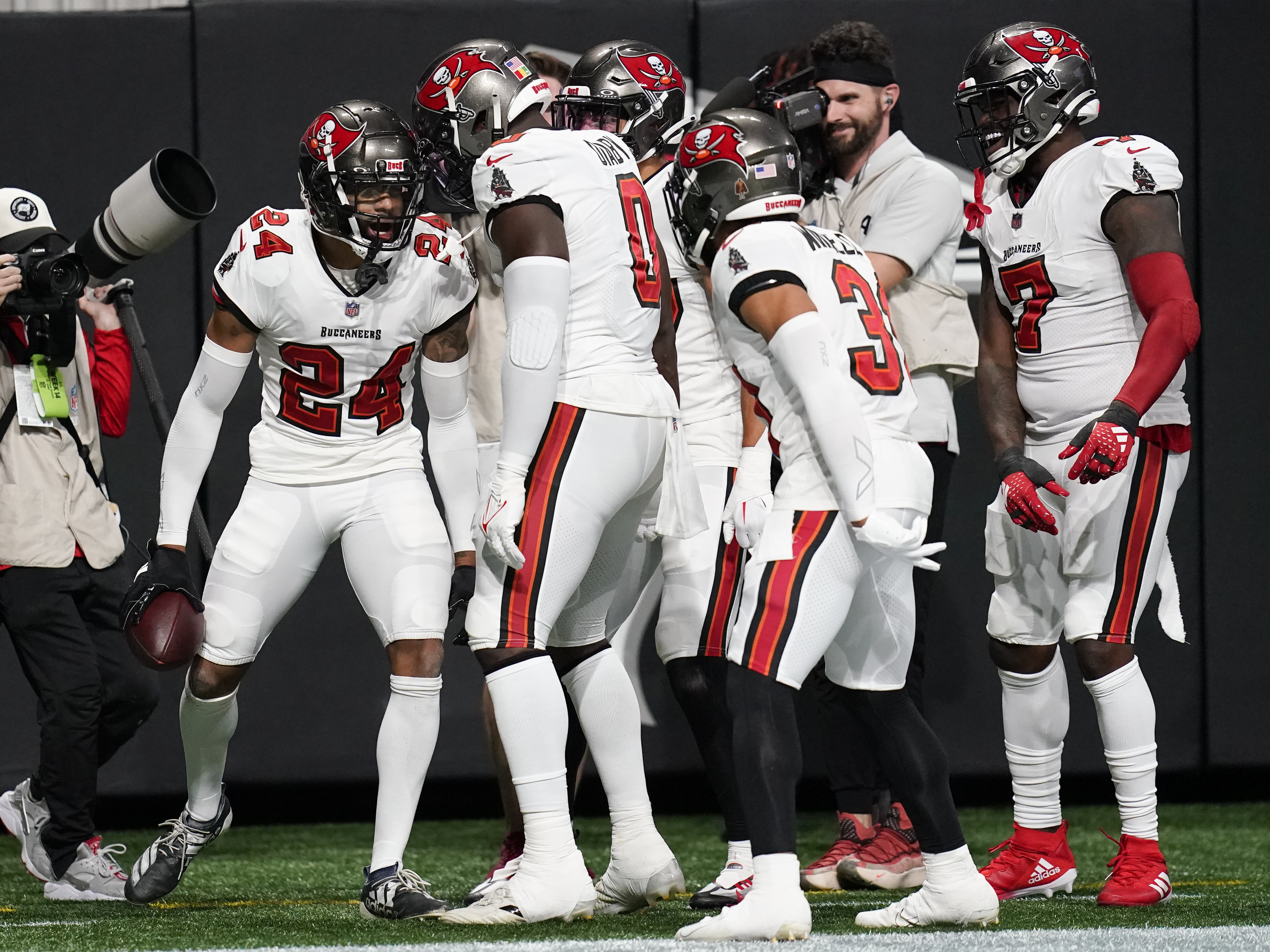 Baker Mayfield's late TD pass gives Bucs NFC South lead over Falcons