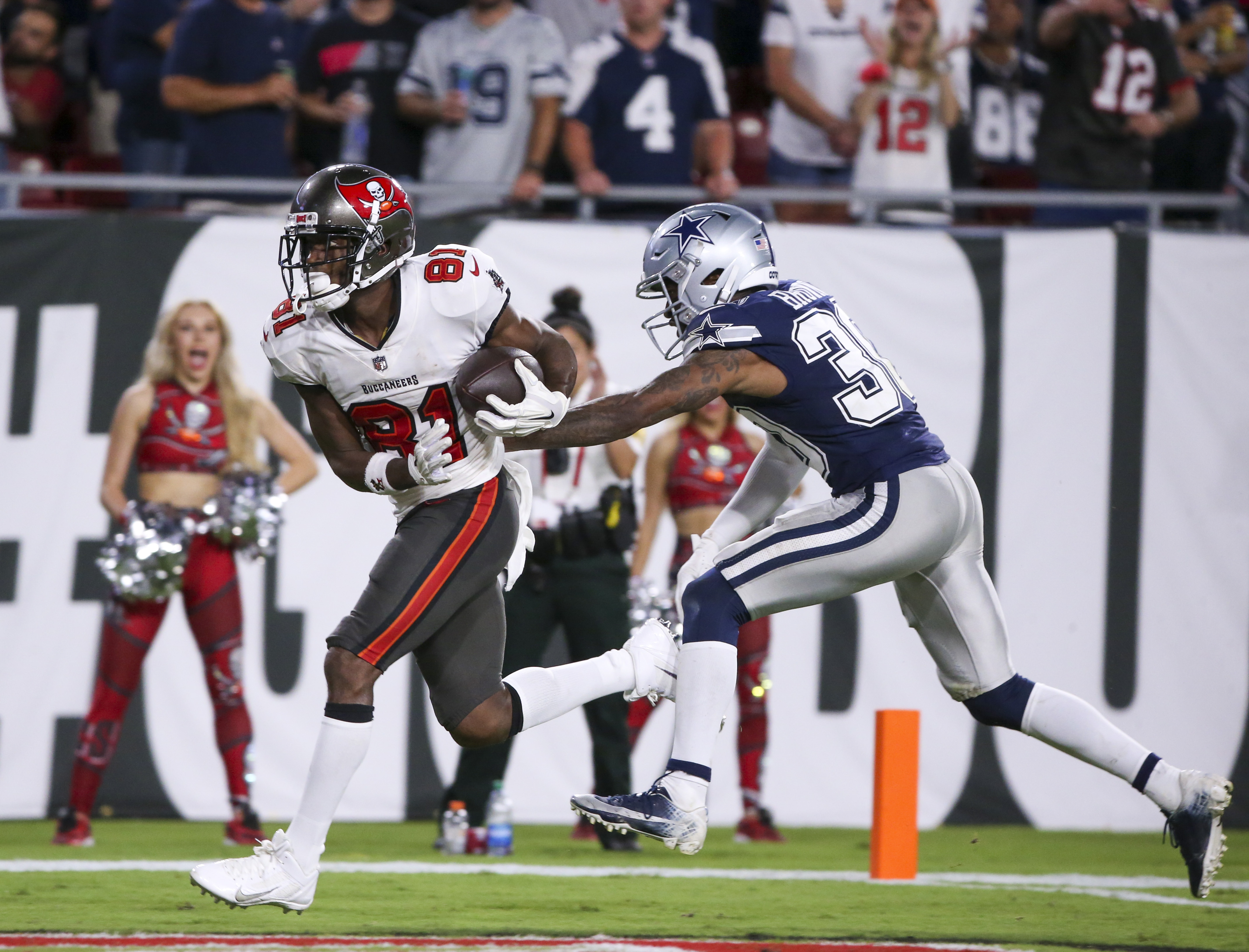 Dallas Cowboys wide receiver Amari Cooper (19) loses a shoe after a  reception against the Tampa Bay Buccaneers during the second half of an NFL  football game Thursday, Sept. 9, 2021, in