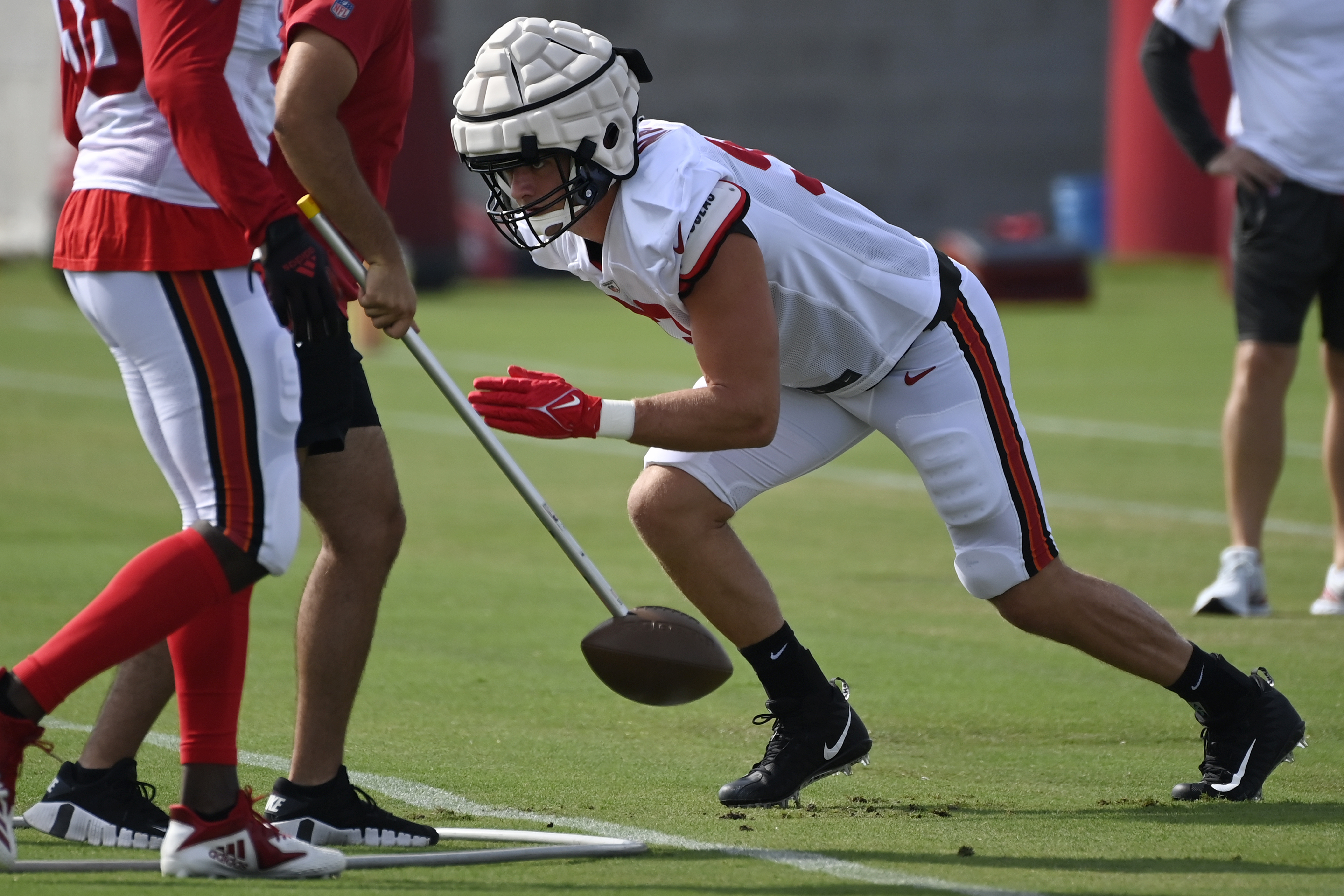 Tampa Bay brings back former Browns linebacker Carl Nassib for