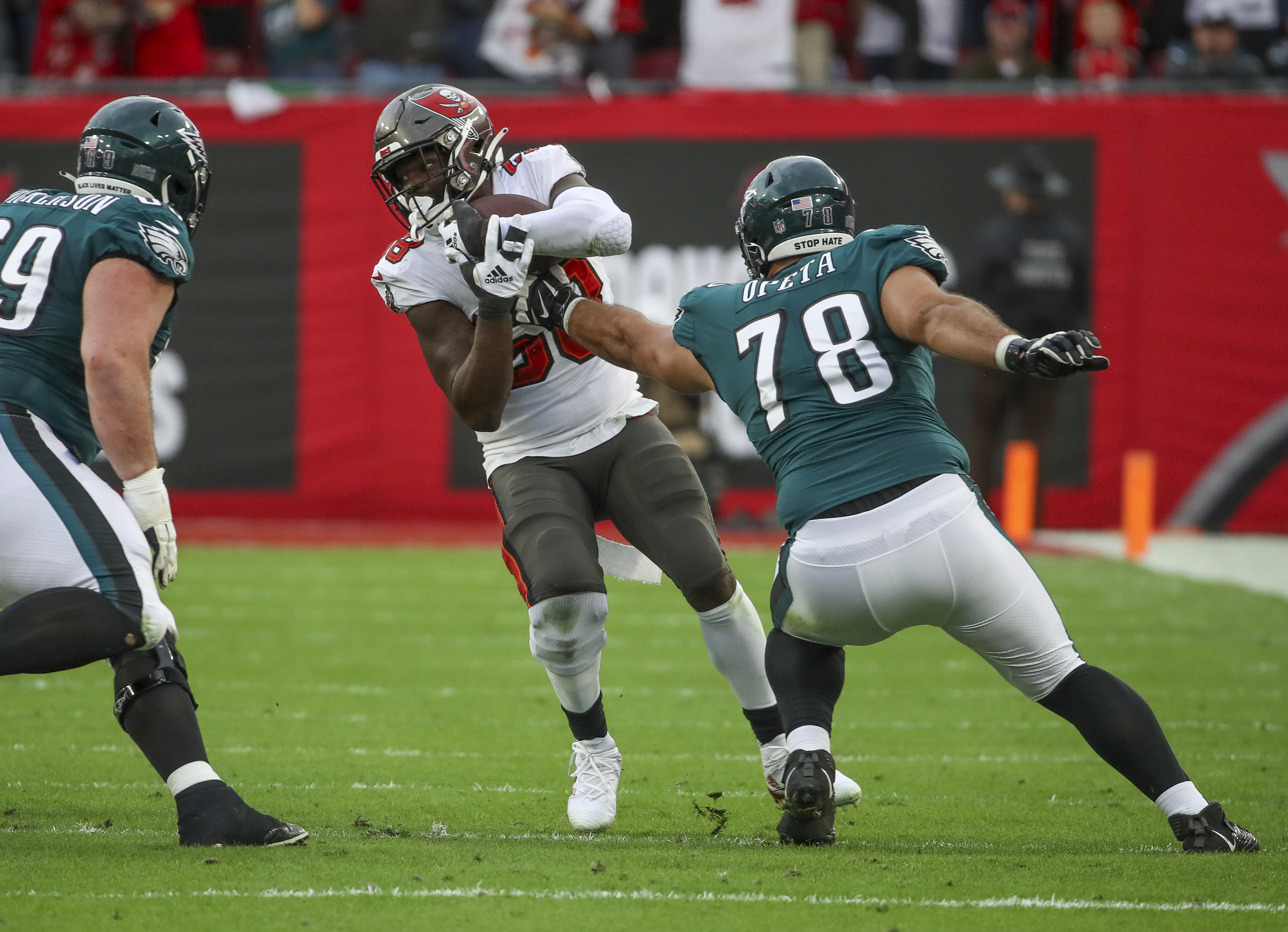 Shaq Barrett Celebrates Following 31-15 Win Over Eagles