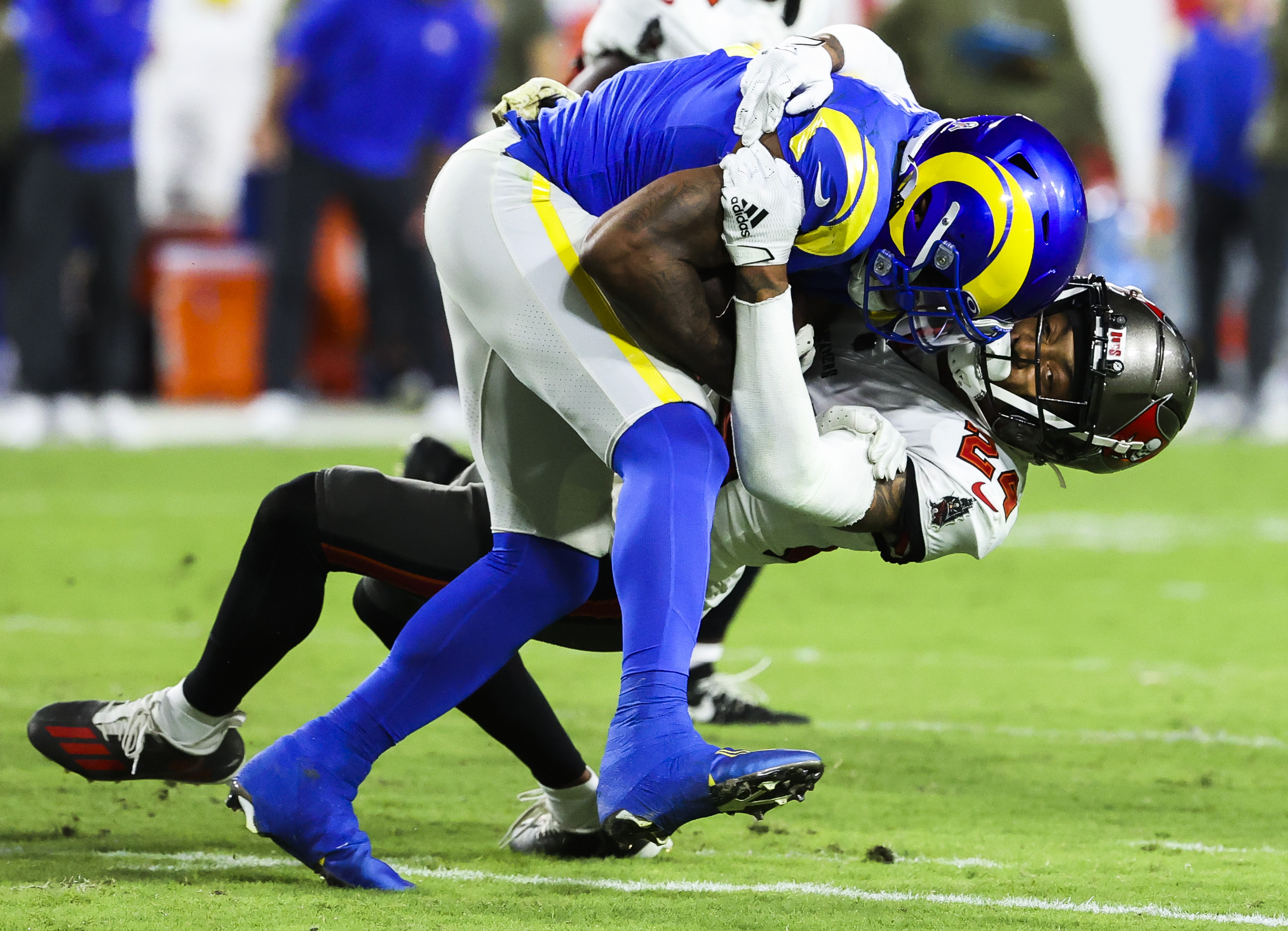 Tom Brady hits Cade Otton for game-winning TD vs. Rams