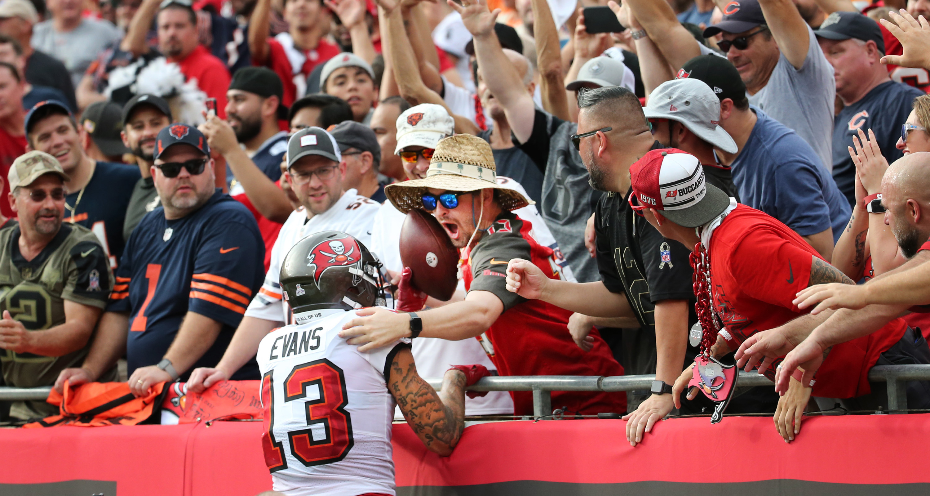 Tom Brady throws pair of touchdown passes, Buccaneers cruise past