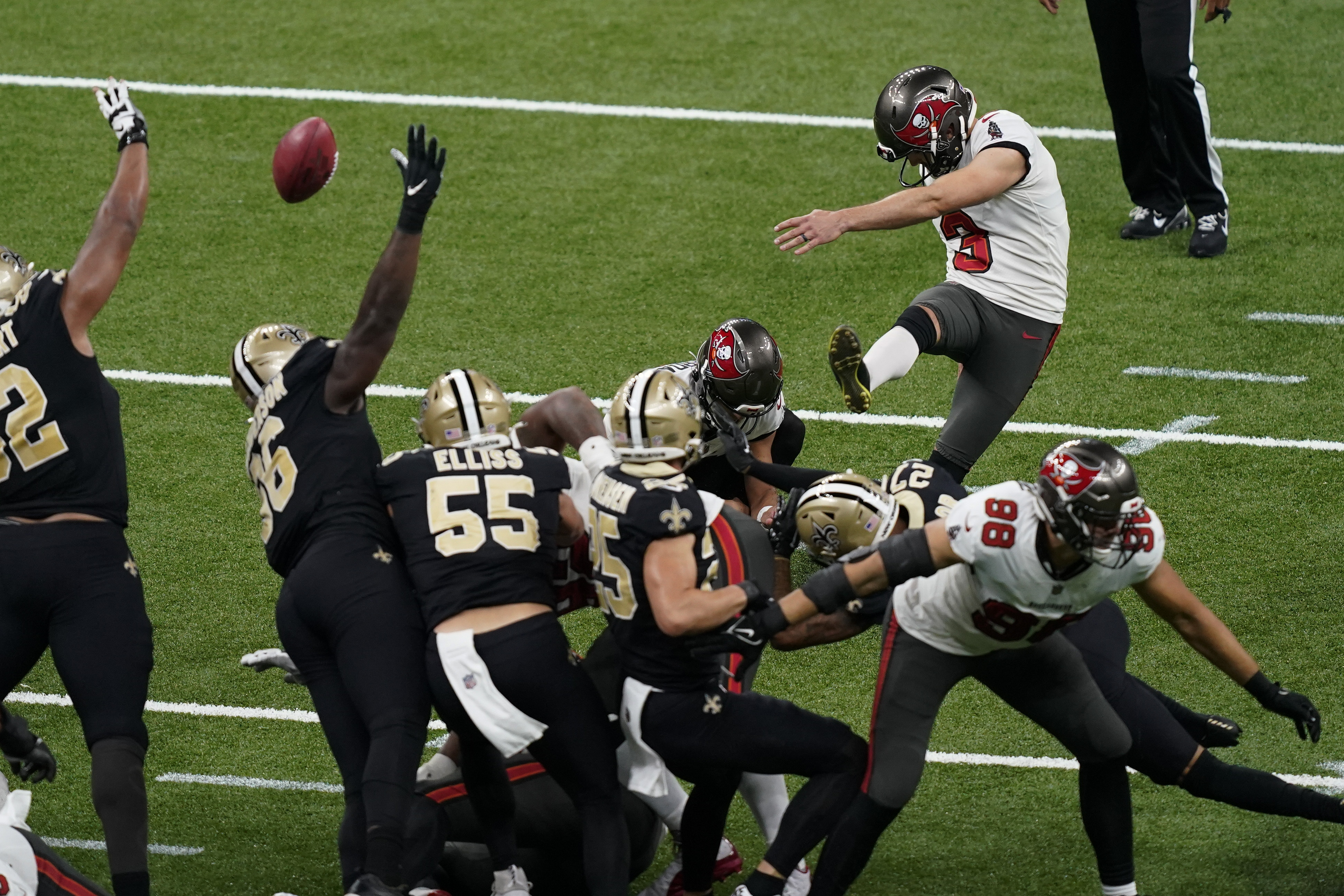 Bucs Congratulate Breshad Perriman in Locker Room After OT Winning TD 