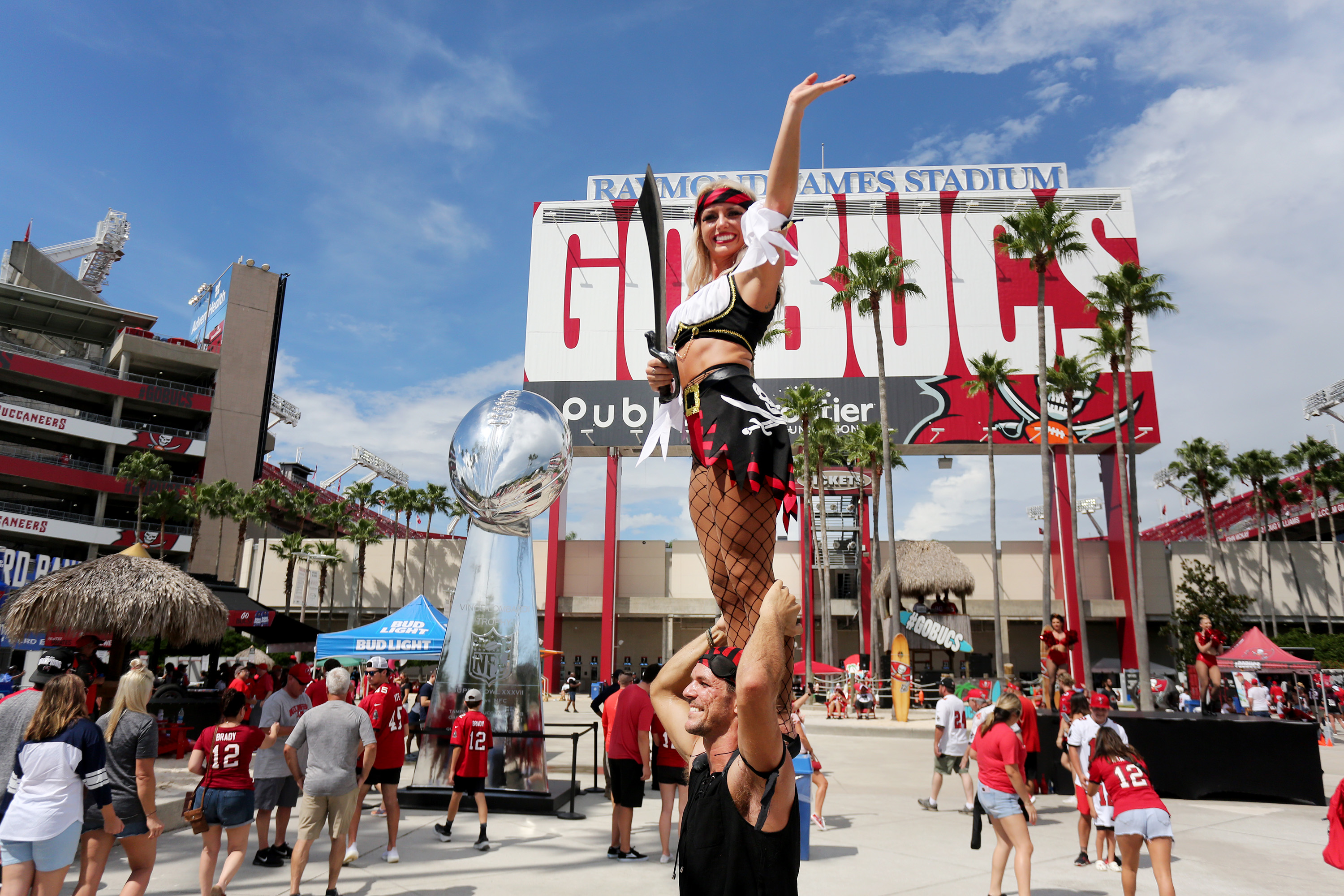 In battle of the birds, Bucs' 'ball hawk' thwarts Falcons